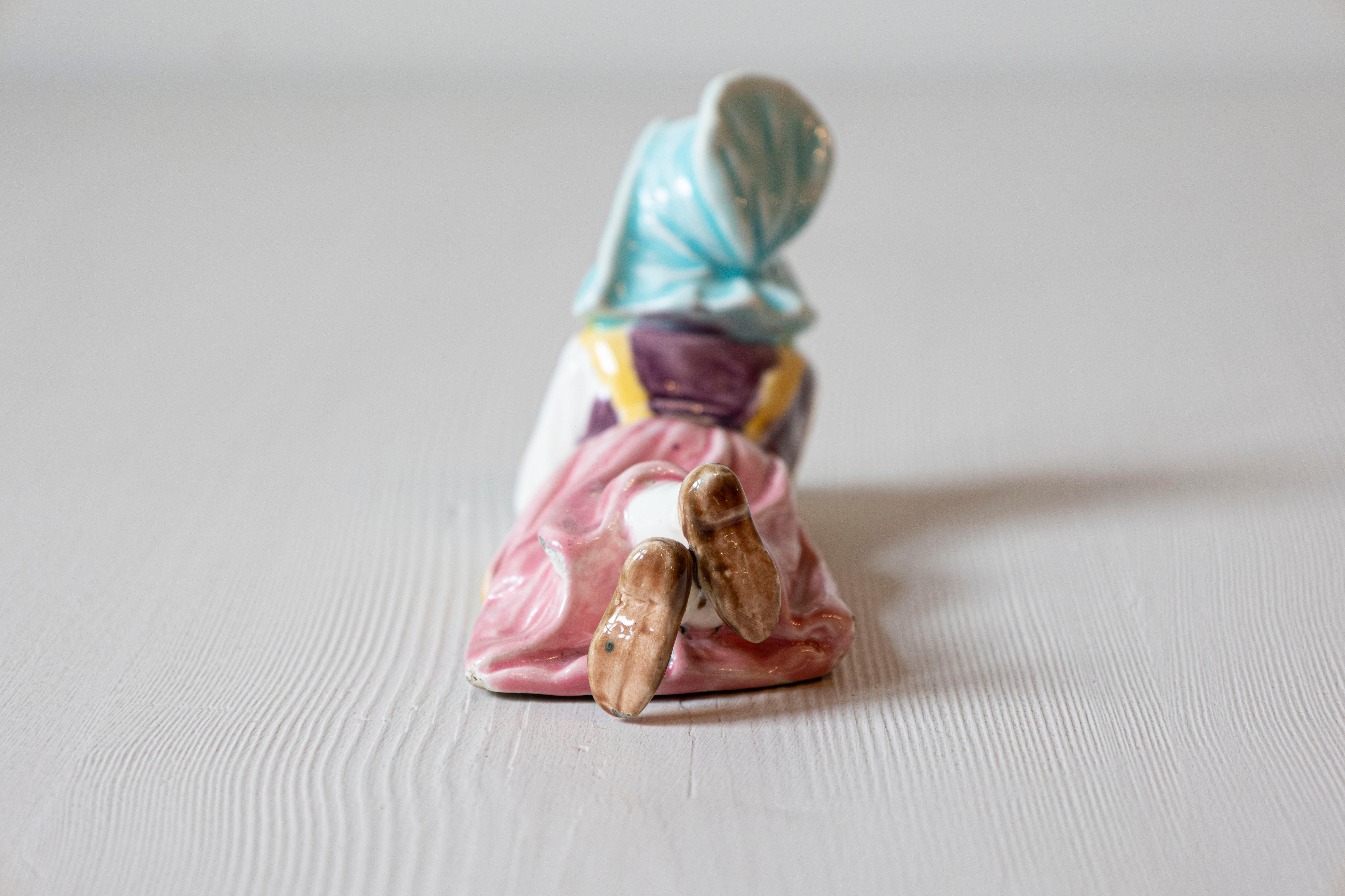 Porcelaine Petite figurine anglaise représentant une jeune fille allongée sur le sol en vente