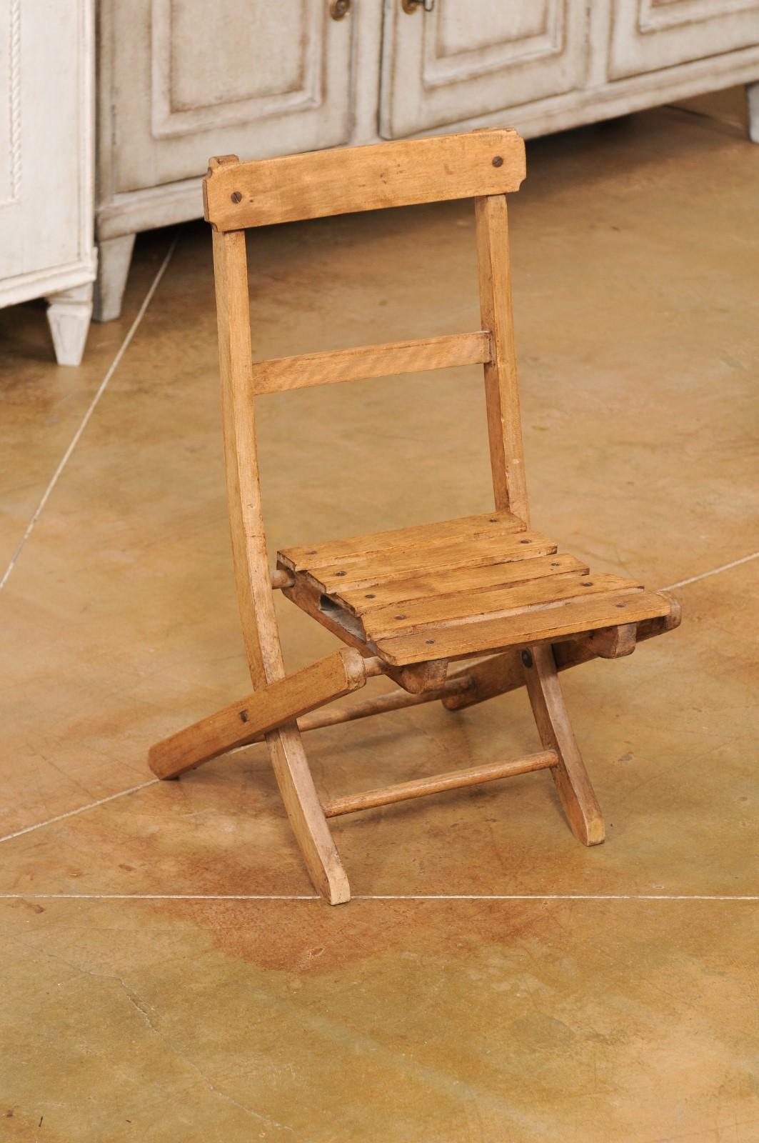 Kleine englische rustikale klappbare Kinderstühle aus Holz, einzeln verkauft (Englisch) im Angebot