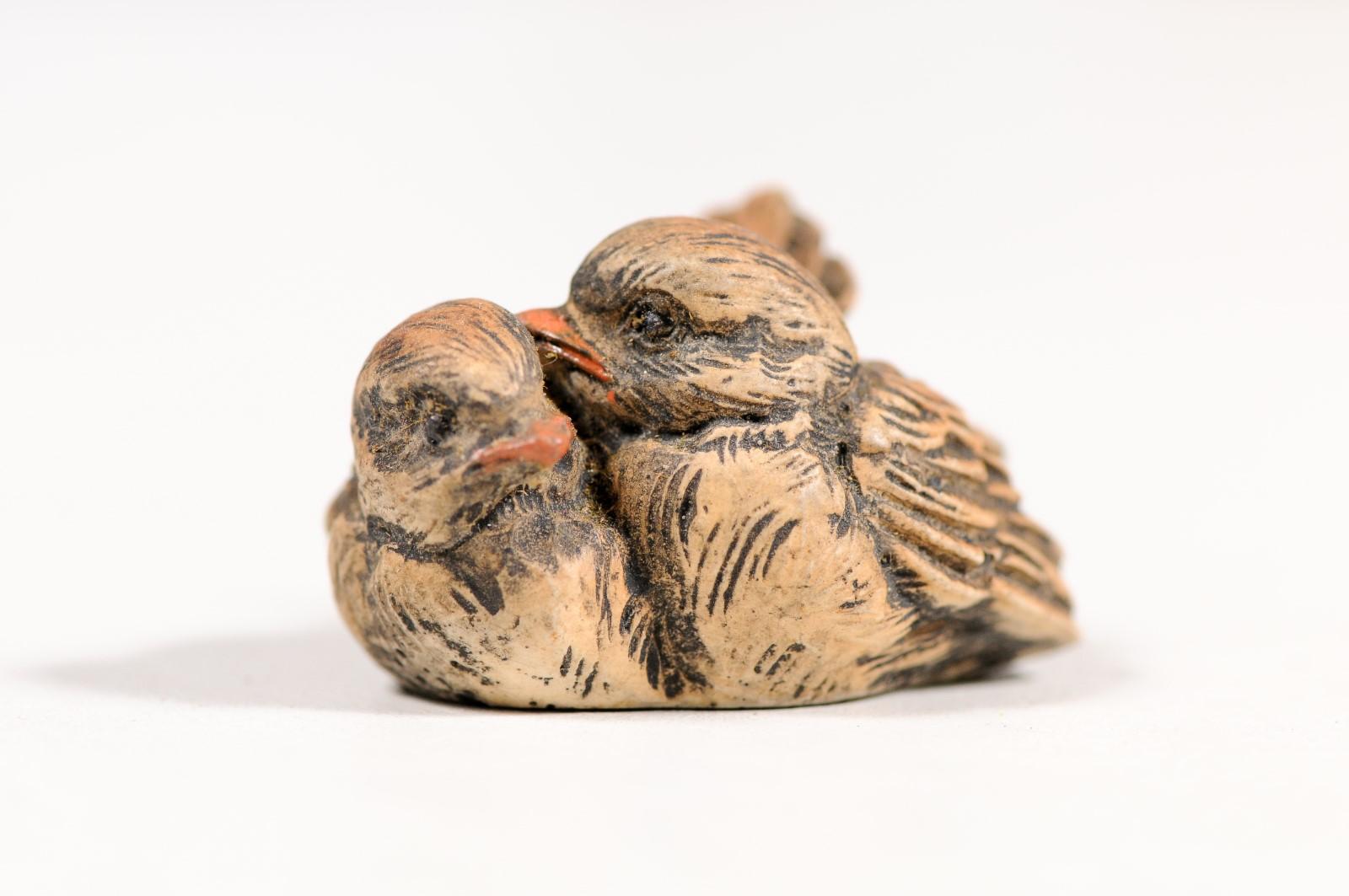 Kleine englische Vogelskulpturgruppe aus geschnitztem Holz aus der viktorianischen Periode des 19. Jahrhunderts (Viktorianisch) im Angebot