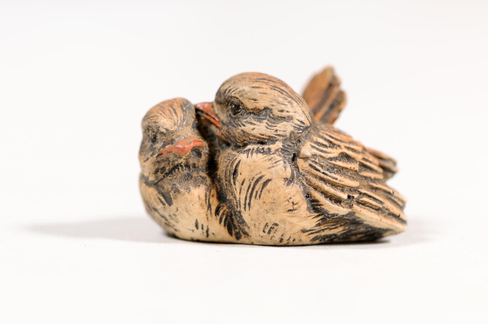 Kleine englische Vogelskulpturgruppe aus geschnitztem Holz aus der viktorianischen Periode des 19. Jahrhunderts im Angebot 3