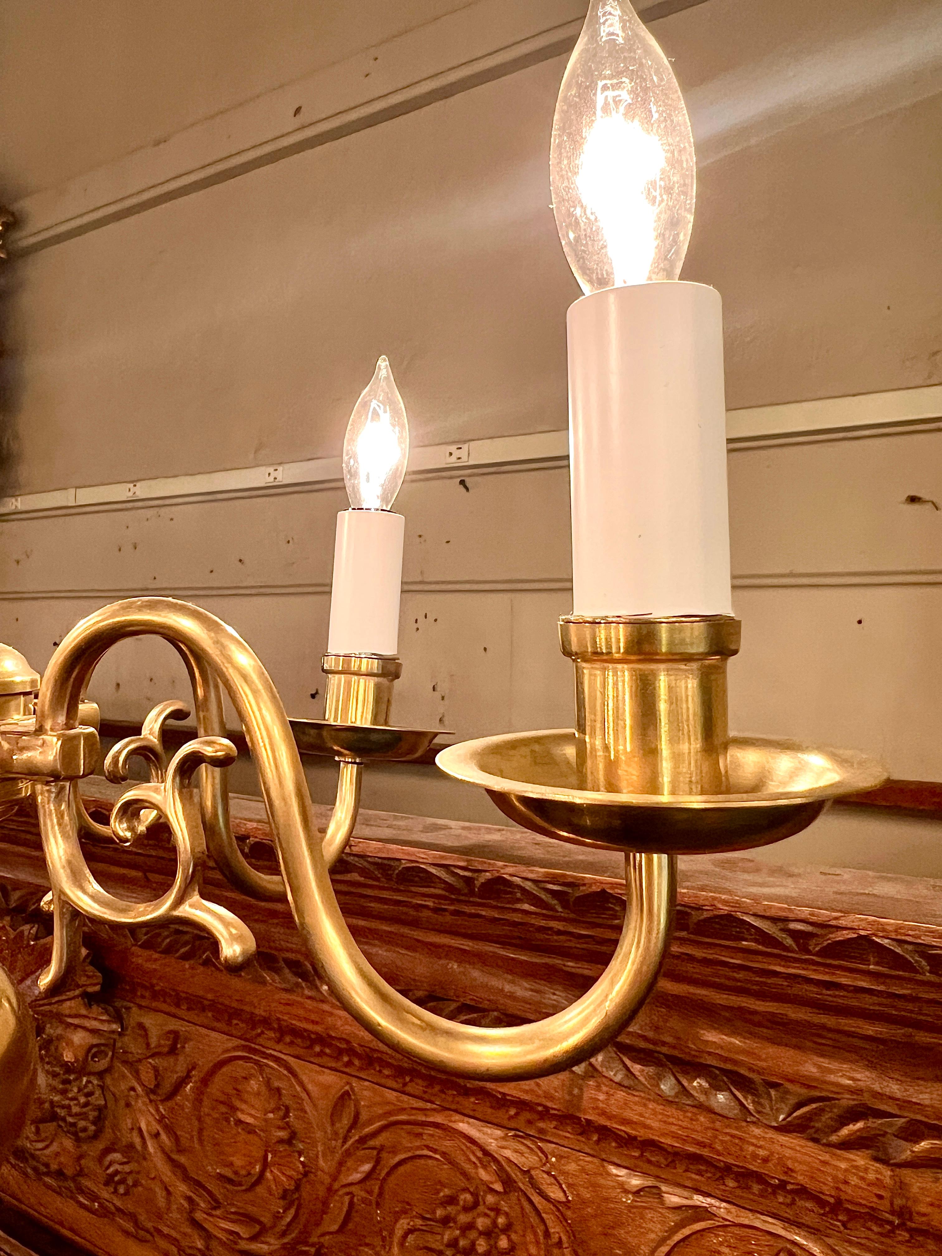 Petit lustre anglais de style William & Mary à 4 lumières en laiton. Bon état - En vente à New Orleans, LA