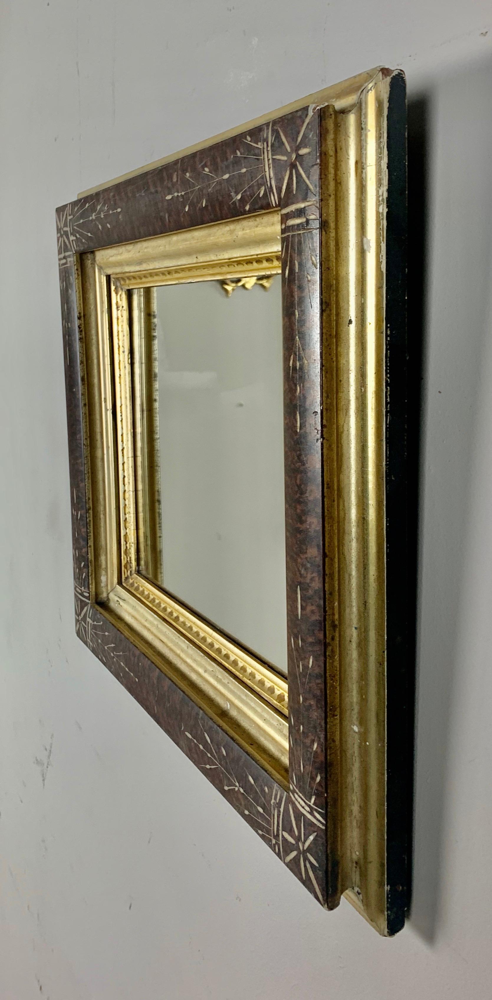 Kleiner englischer Holzspiegel mit vergoldeten Holzdetails im Zustand „Gut“ im Angebot in Los Angeles, CA