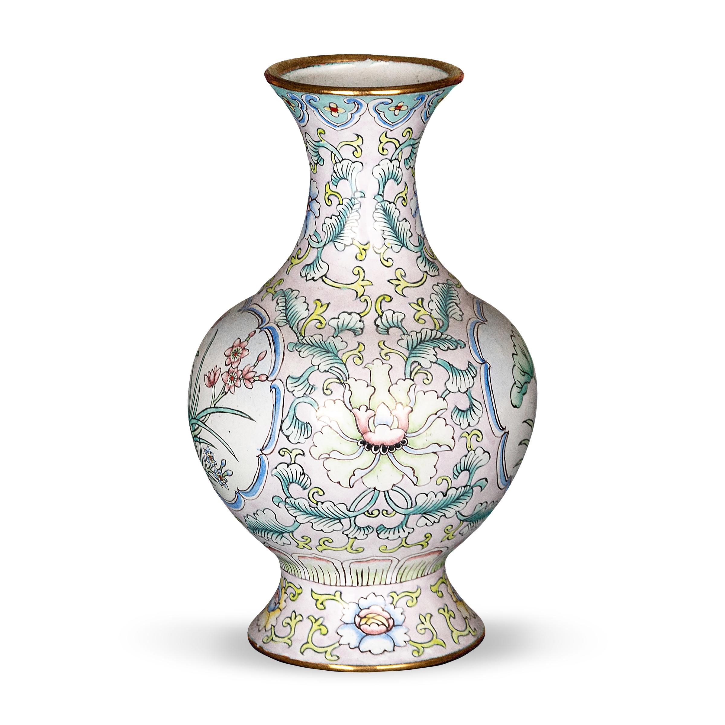 Datato agli anni '20 durante il periodo della Repubblica cinese, questo piccolo vaso è decorato in uno stile noto come smalto di Canton, così chiamato per la lunga industria di smalti da esportazione con sede nella città portuale di Guangzhou, ex