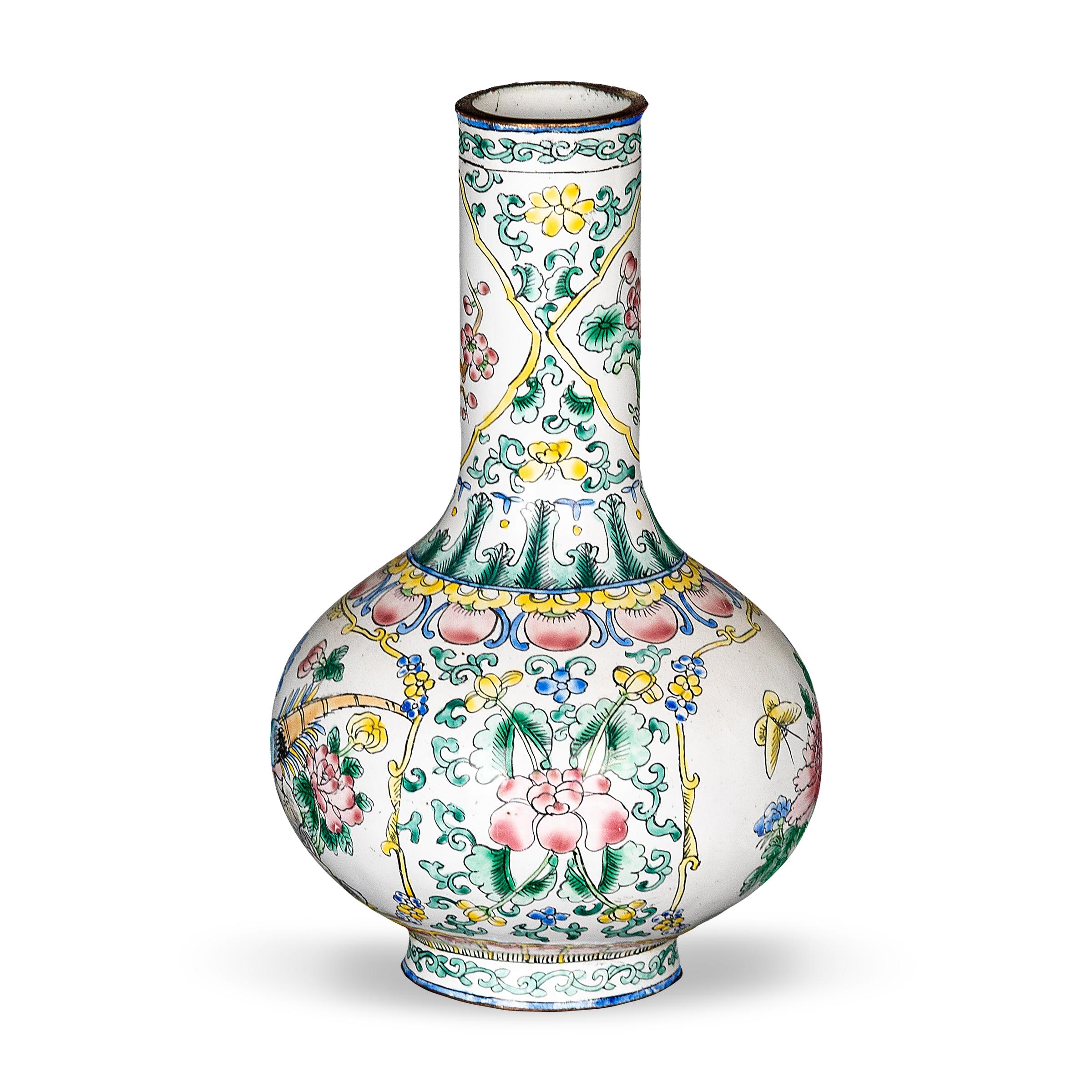 Diese zierliche Vase stammt aus den 1920er Jahren aus der Zeit der chinesischen Republik. Sie ist in einem Stil dekoriert, der als Kanton-Email bekannt ist, so benannt nach der traditionsreichen Export-Emailindustrie in der Hafenstadt Guangzhou,