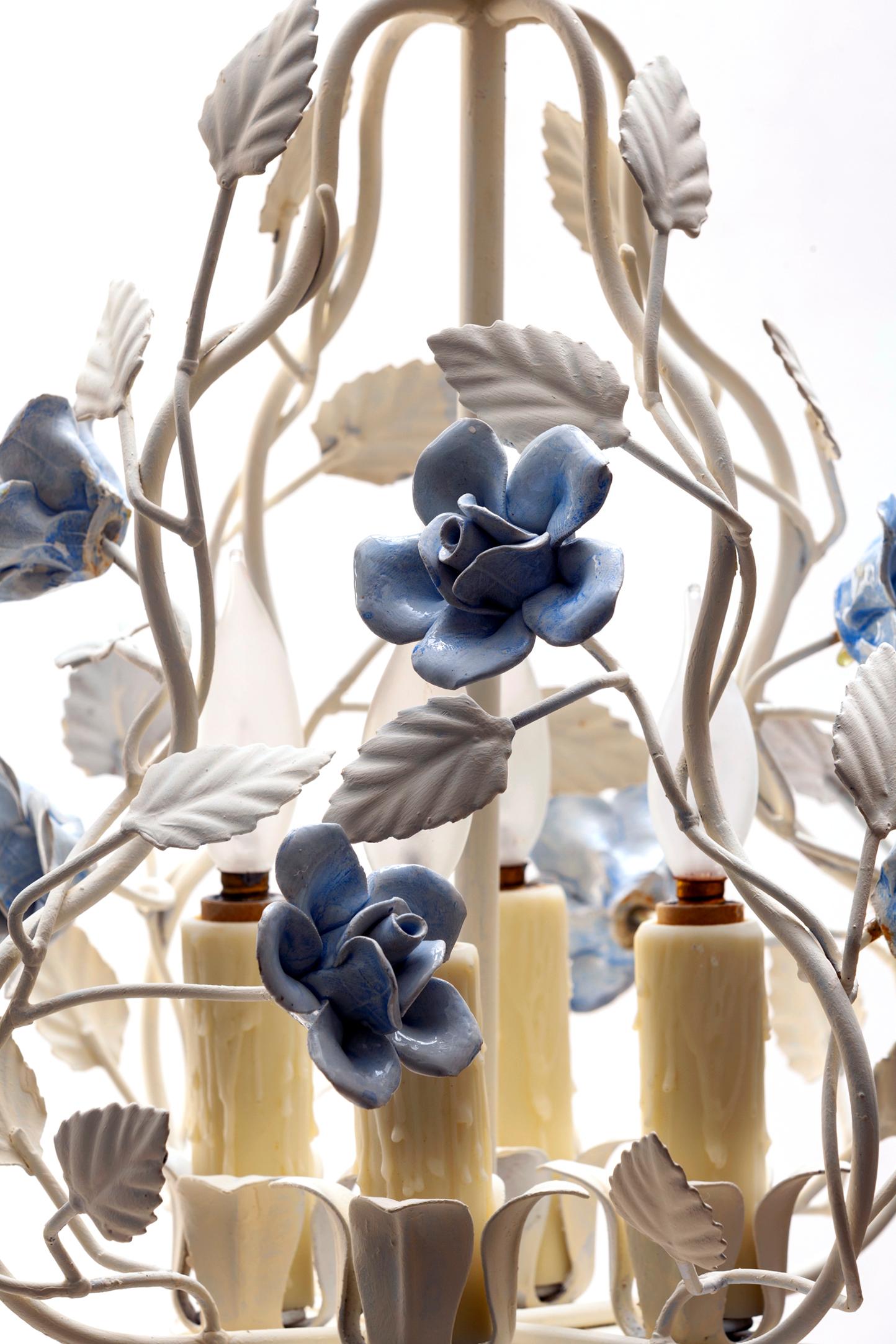Kleine Leuchte mit blauen Keramikblumen (Handgefertigt) im Angebot