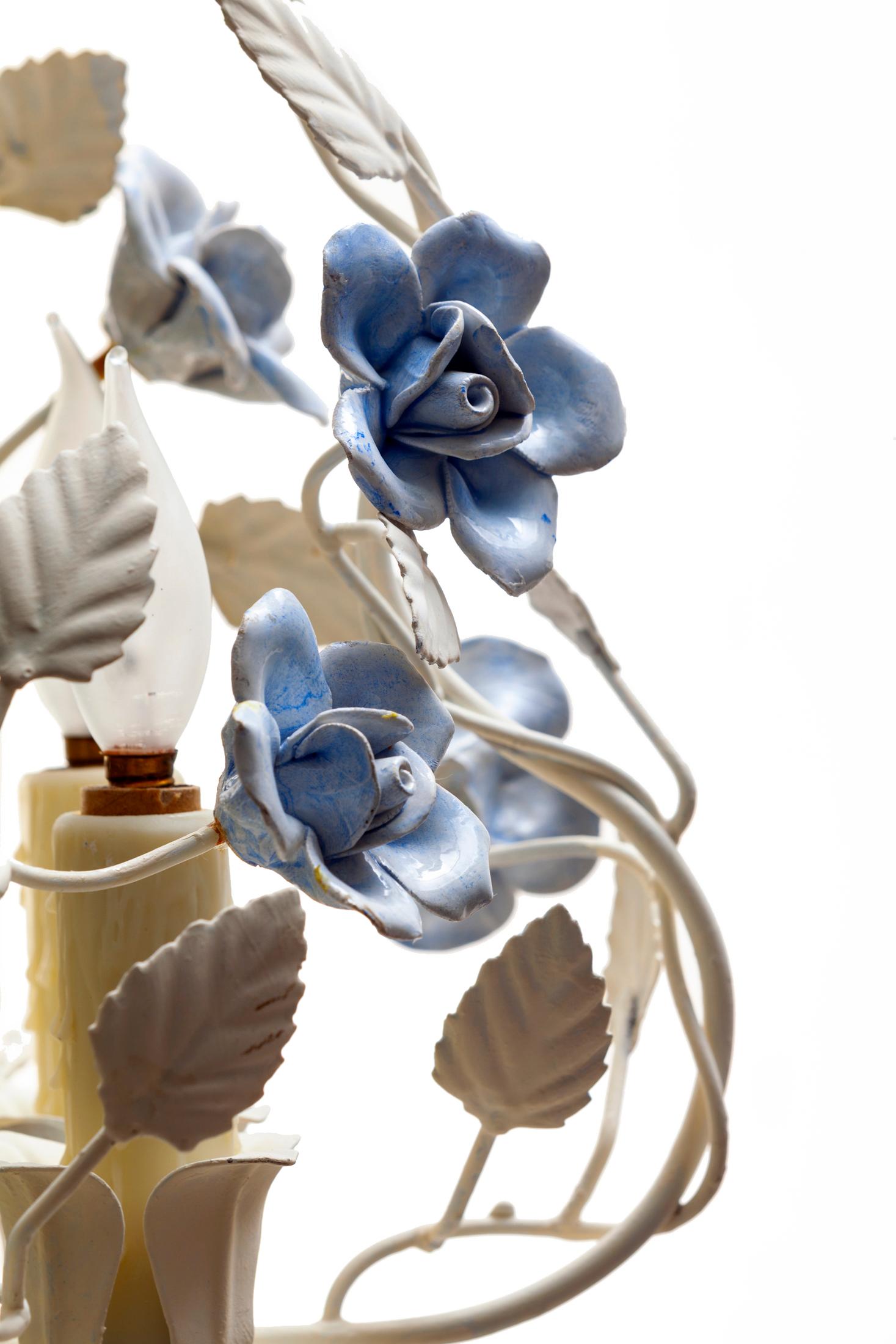 Kleine Leuchte mit blauen Keramikblumen (20. Jahrhundert) im Angebot