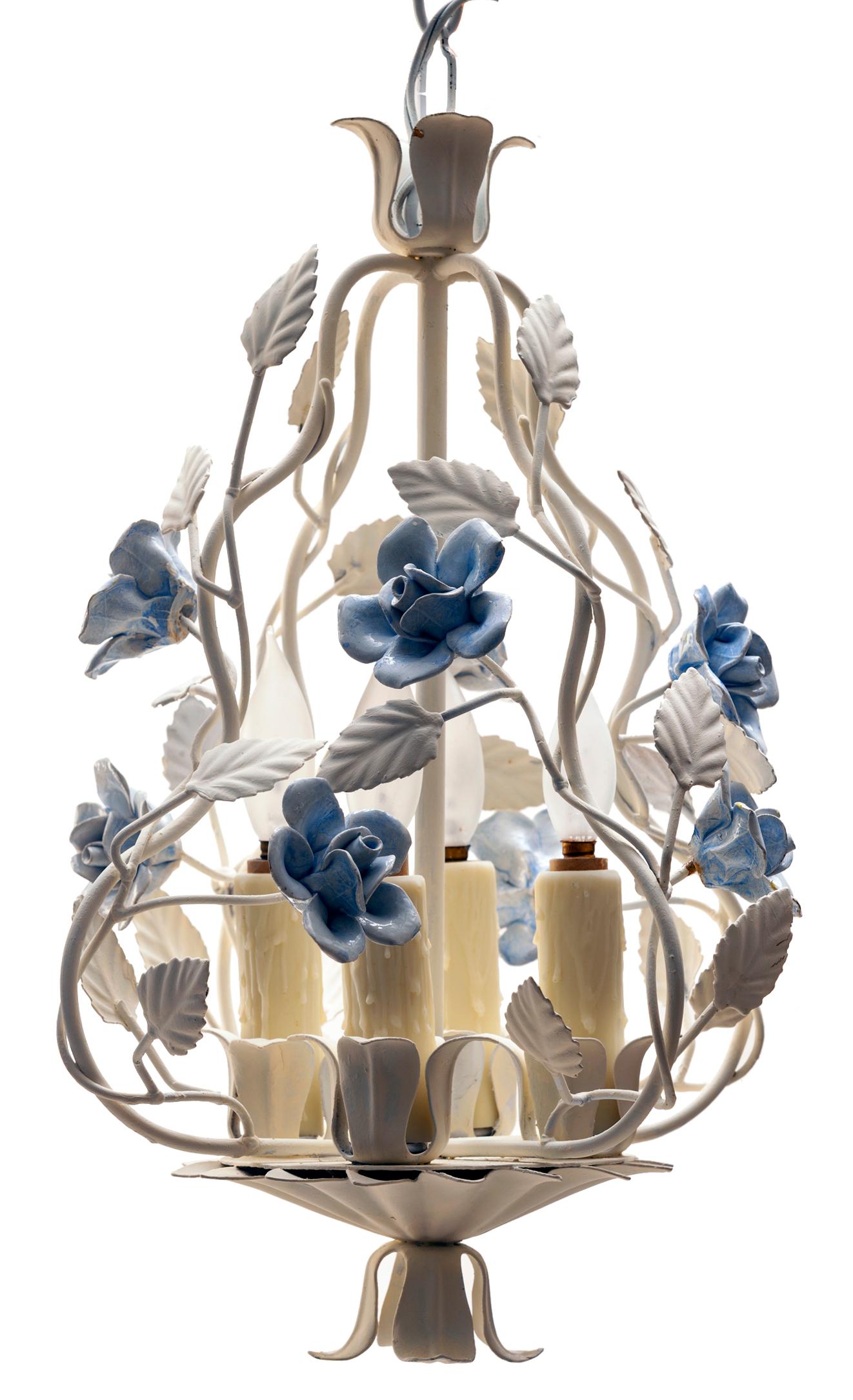 Kleine Leuchte mit blauen Keramikblumen im Angebot 1