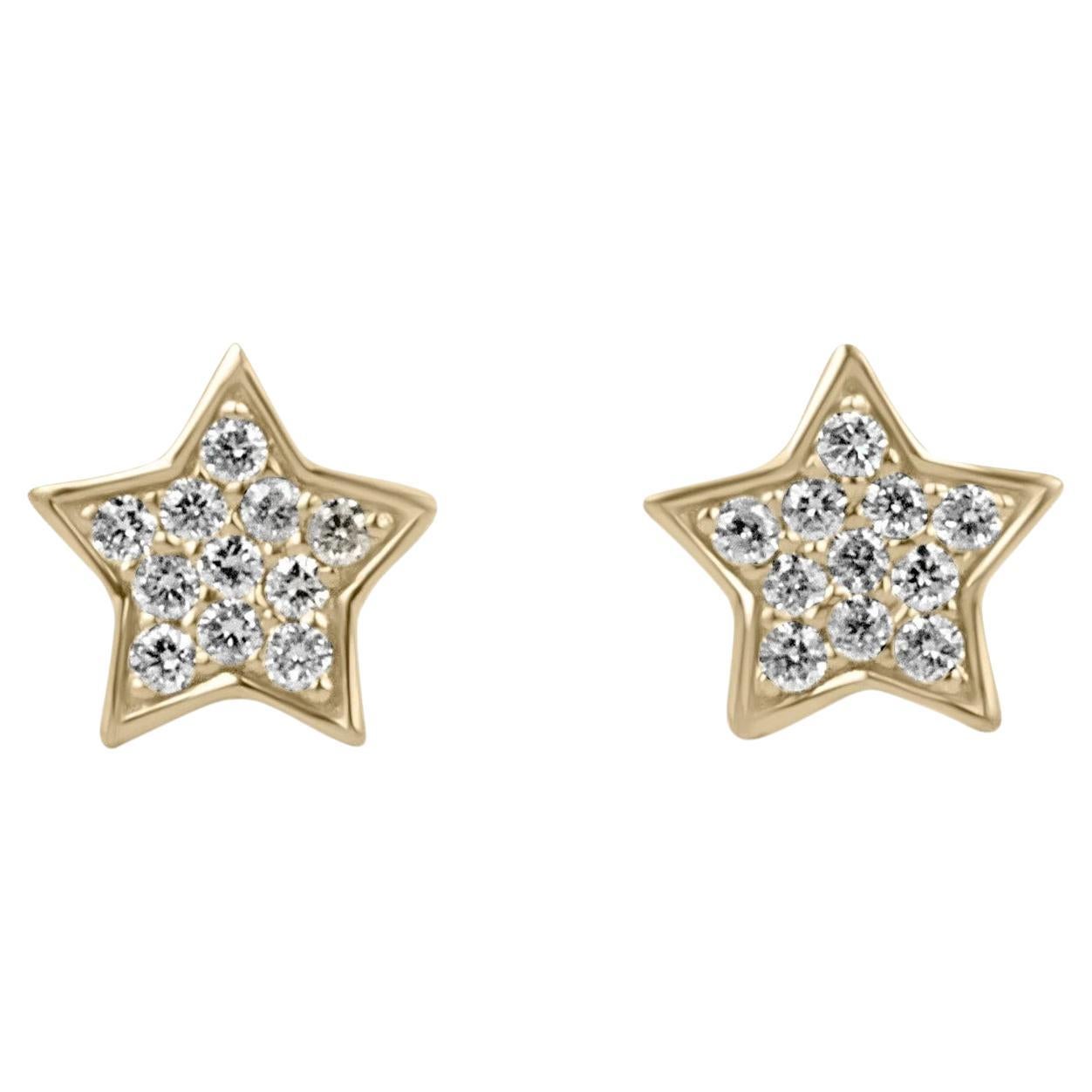 Mini-boucles d'oreilles en or jaune 14K avec pavé d'étoiles plates serties de diamants