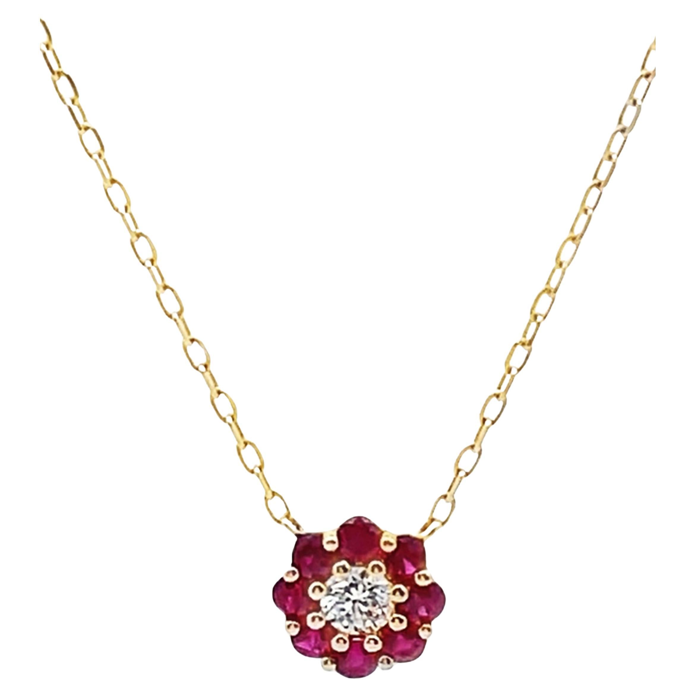 Collar flor petite de oro amarillo de 14 quilates con 8 rubíes redondos  con un peso total de 0,39 quilates y un diamante redondo talla brillante de 0,15 quilates.

- El diamante es de color G, claridad VS2. 
- Se puede llevar de 16 o 18 pulgadas de
