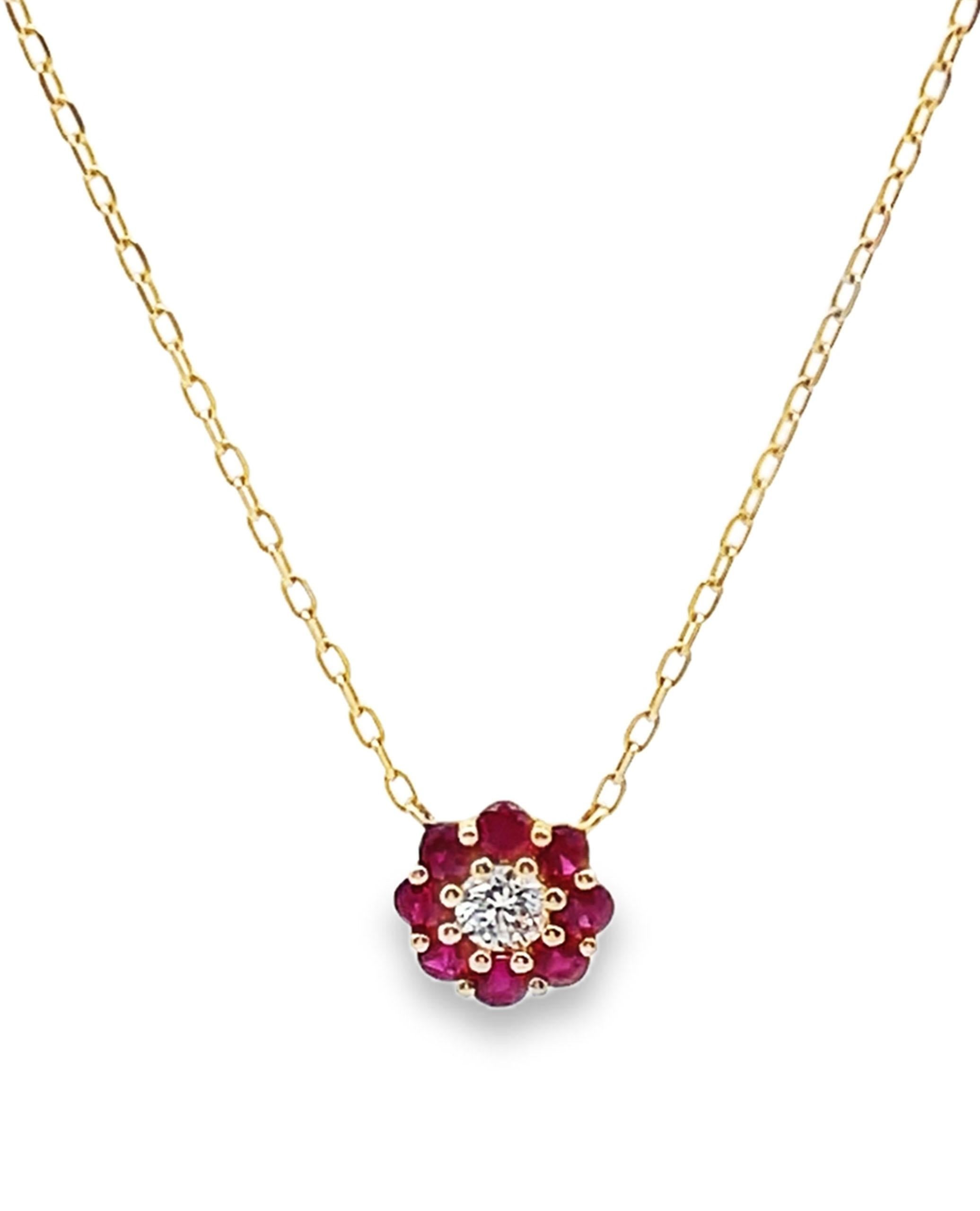 Collar Flor Petite con Rubíes y Diamante Redondo en Oro Amarillo de 14K Contemporáneo en venta