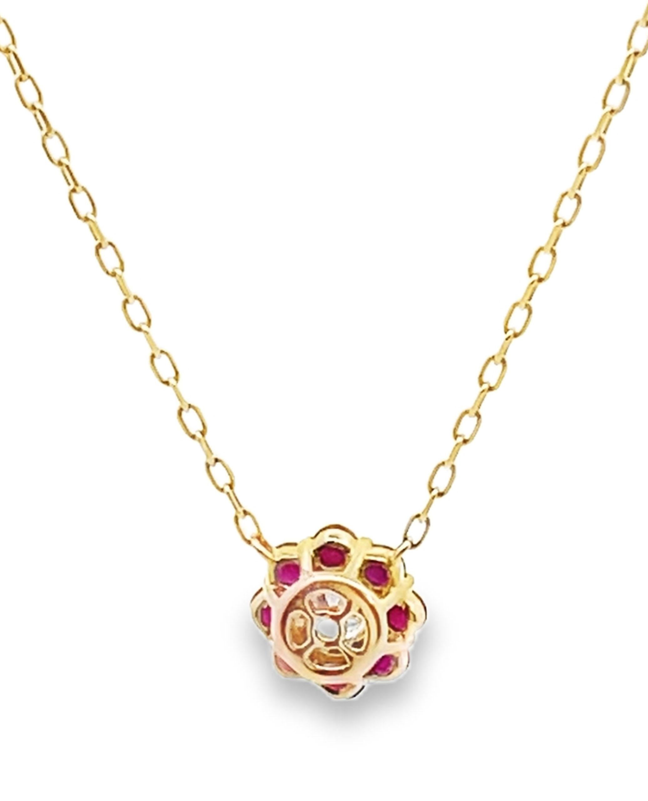 Collar Flor Petite con Rubíes y Diamante Redondo en Oro Amarillo de 14K Corte redondo en venta