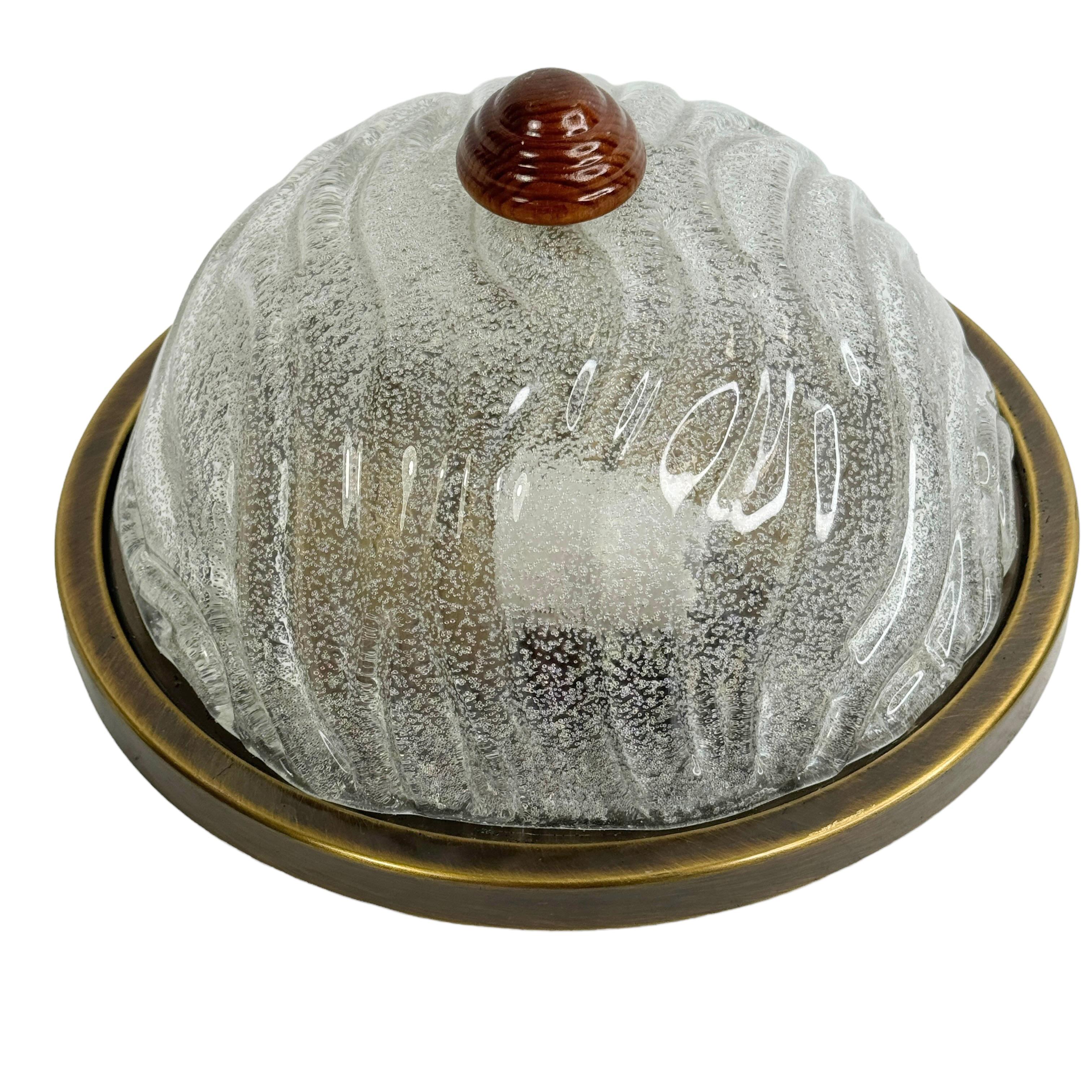 Un magnifique petit encastré du fabricant allemand Fischer Leuchten. L'élément en verre lourd est soutenu par une plaque en laiton bruni avec deux sources lumineuses. Belle vague de verre clair sur un luminaire en métal. Le luminaire nécessite deux