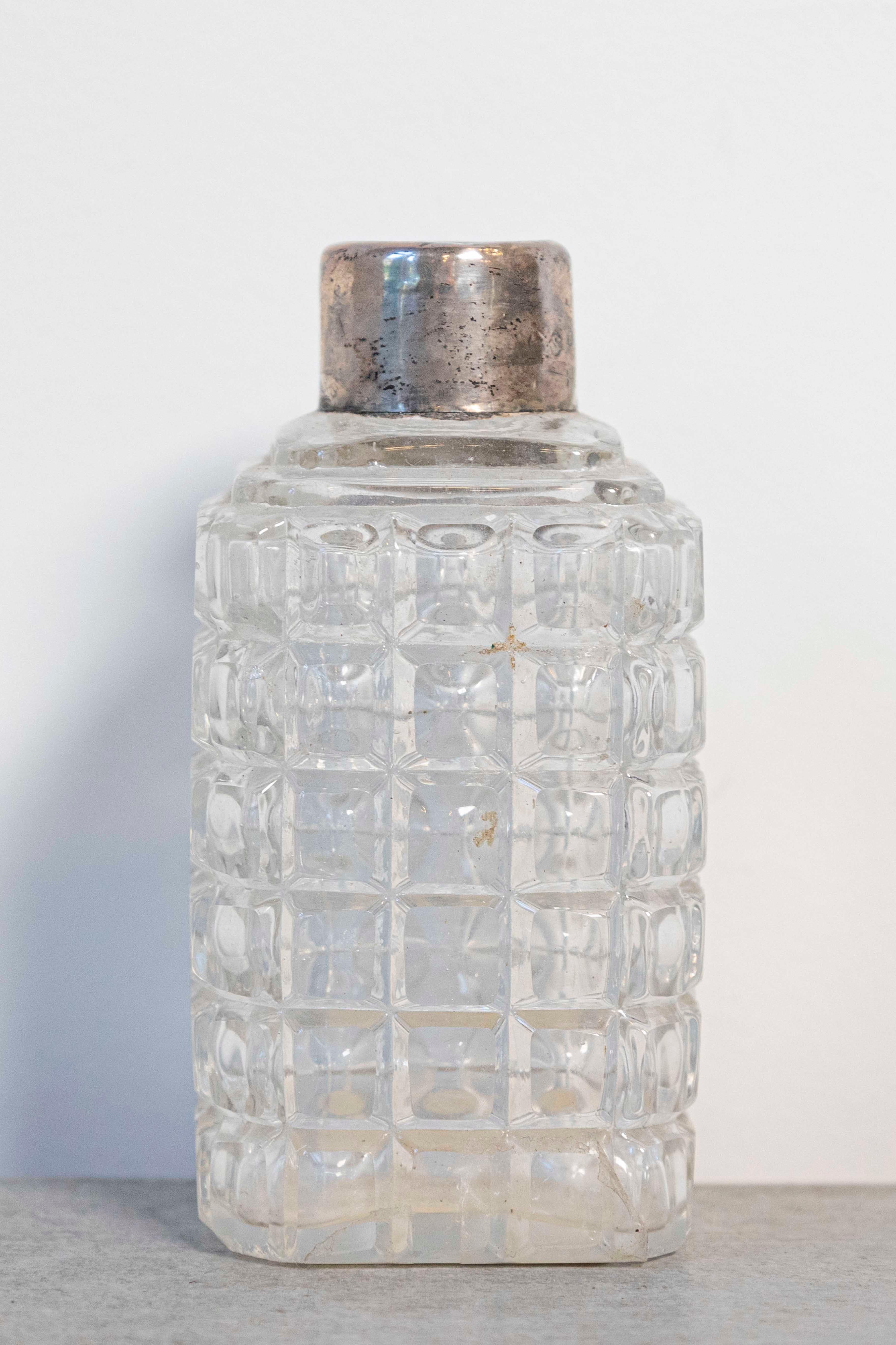 Bottiglia da toilette in cristallo della metà del XIX secolo, con collo in argento. Nato in Francia durante il regno dell'imperatore Napoleone III, questo grazioso flacone da toilette presenta un corpo rettangolare con motivi in rilievo e