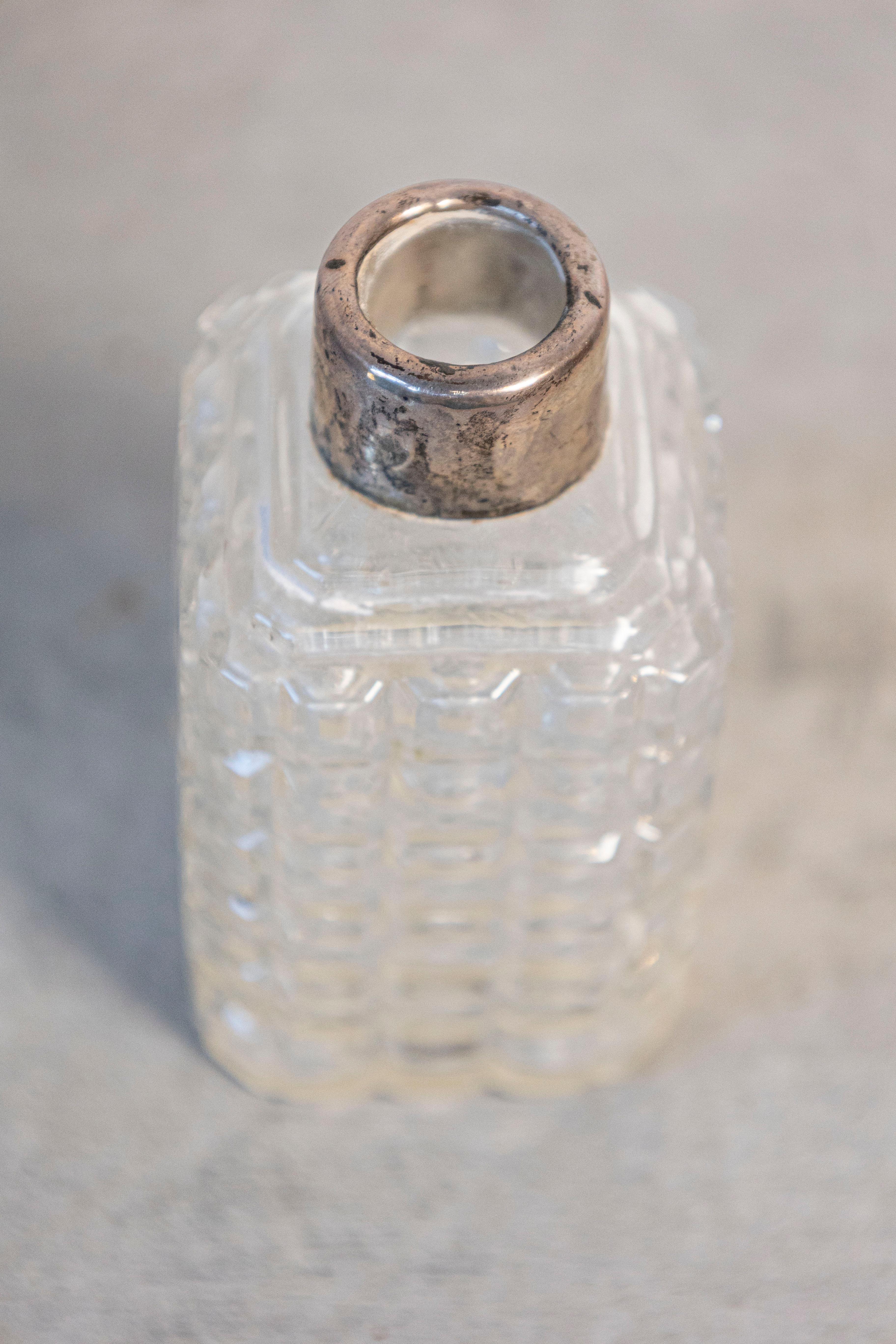Napoleone III Petite French 1860s Napoleon III Period Bottiglia da toilette in cristallo con collo in argento in vendita