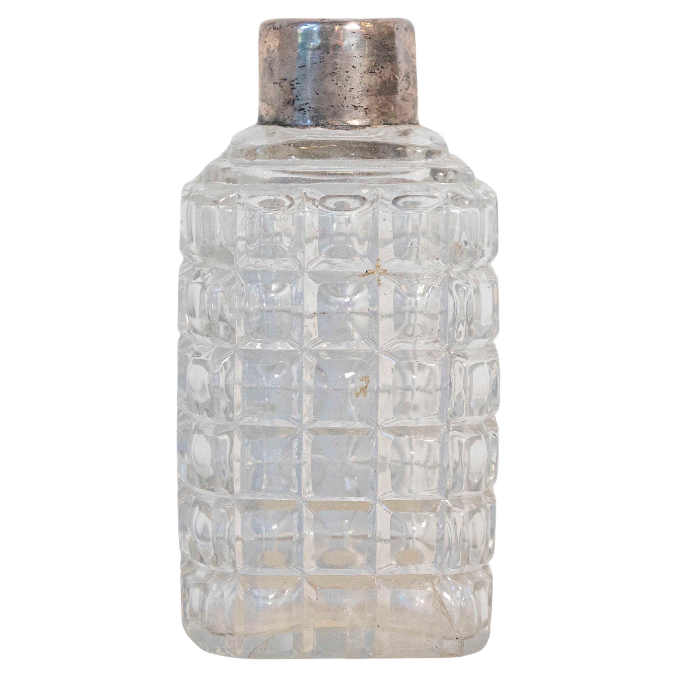 Pequeño frasco de tocador de cristal francés de la época de Napoleón III de 1860 con cuello de plata