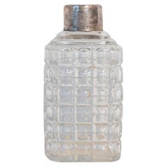 Pequeño frasco de tocador de cristal francés de la época de Napoleón III de 1860 con cuello de plata