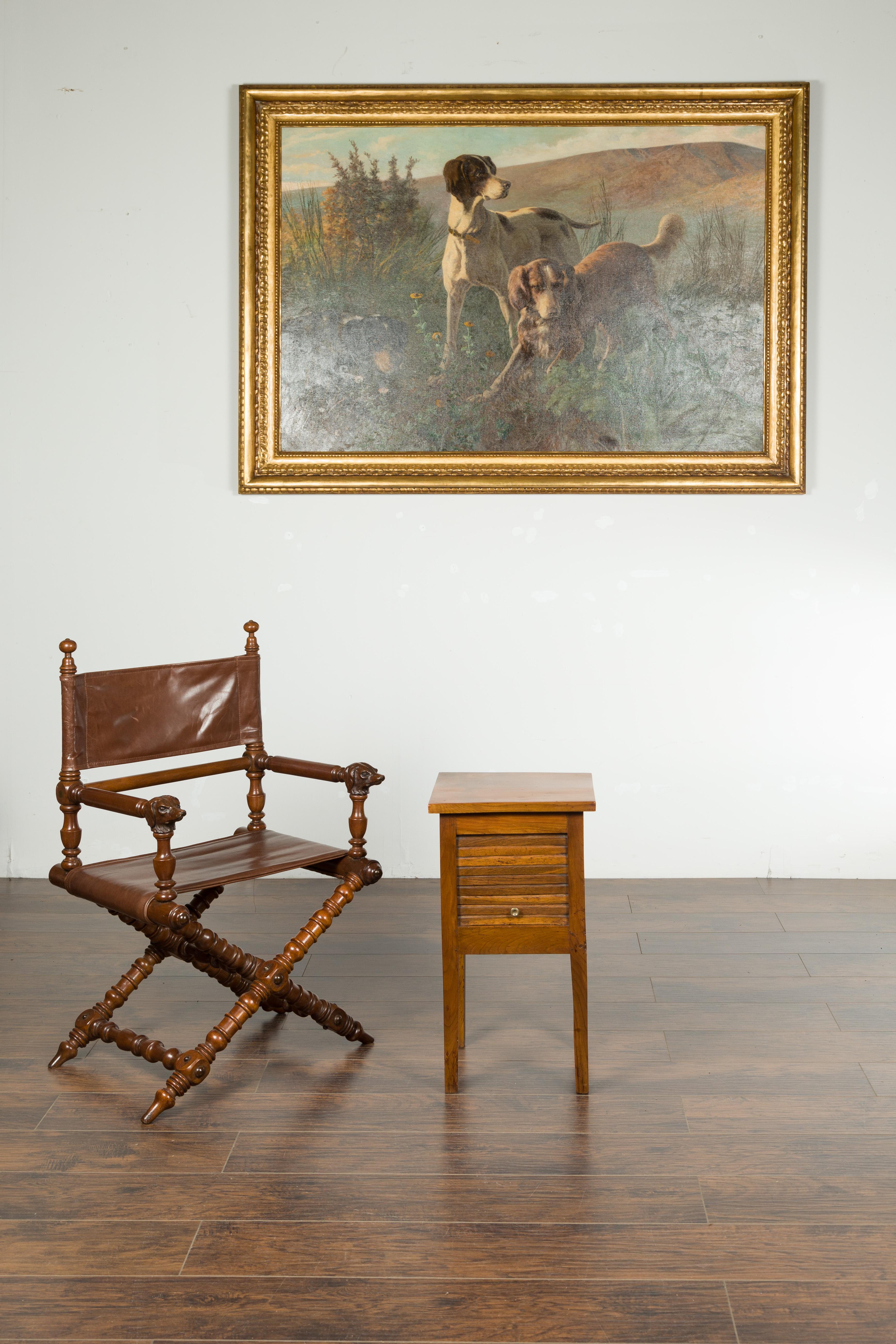 Petite table d'appoint française en noyer de la fin du XIXe siècle, avec porte à tambour et pieds fuselés. Créée en France à la fin du règne de l'empereur Napoléon III, cette table d'appoint en noyer présente un plateau carré au-dessus d'une porte à