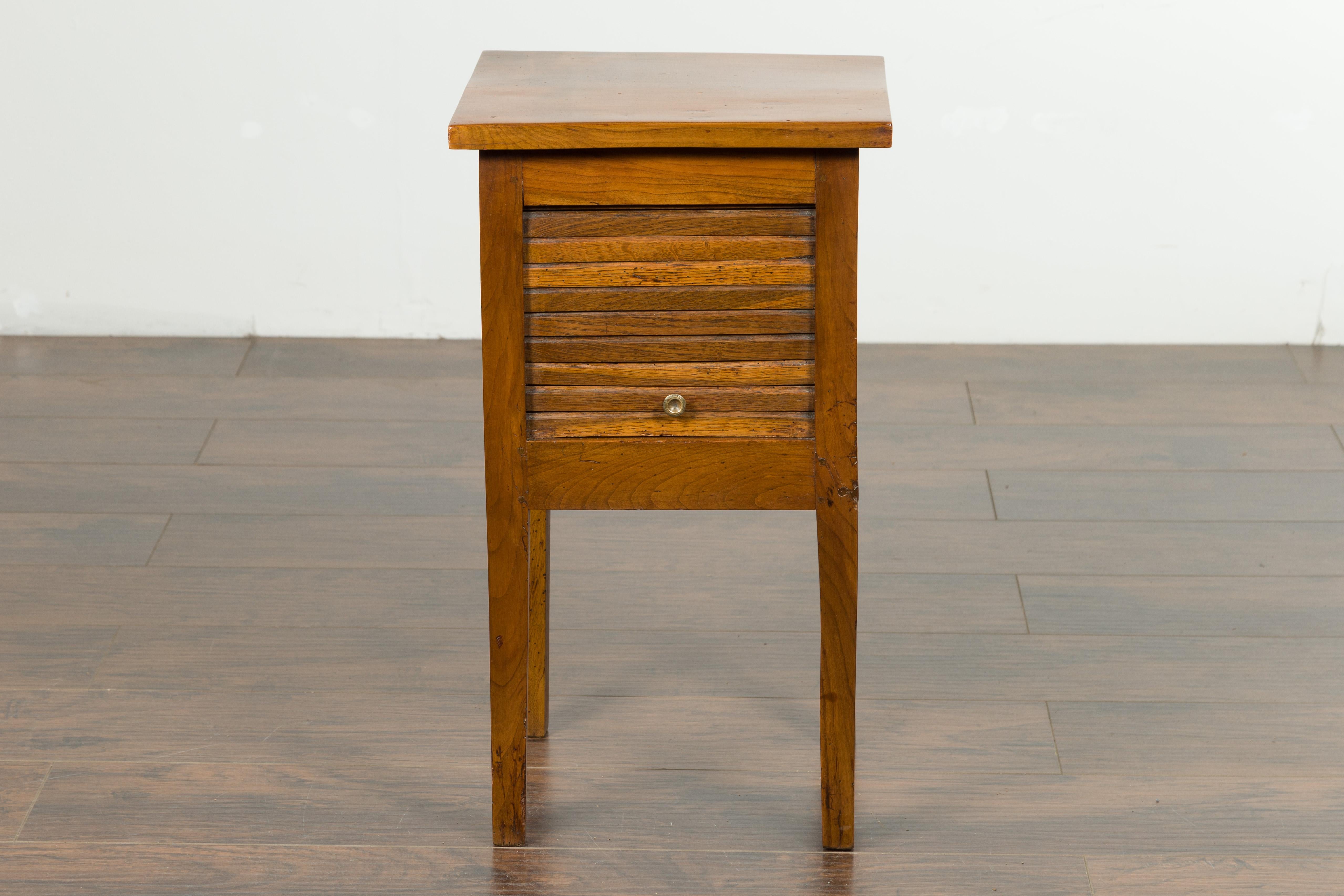 Français Petite table d'appoint française des années 1870 en noyer avec porte à tambour et pieds effilés en vente