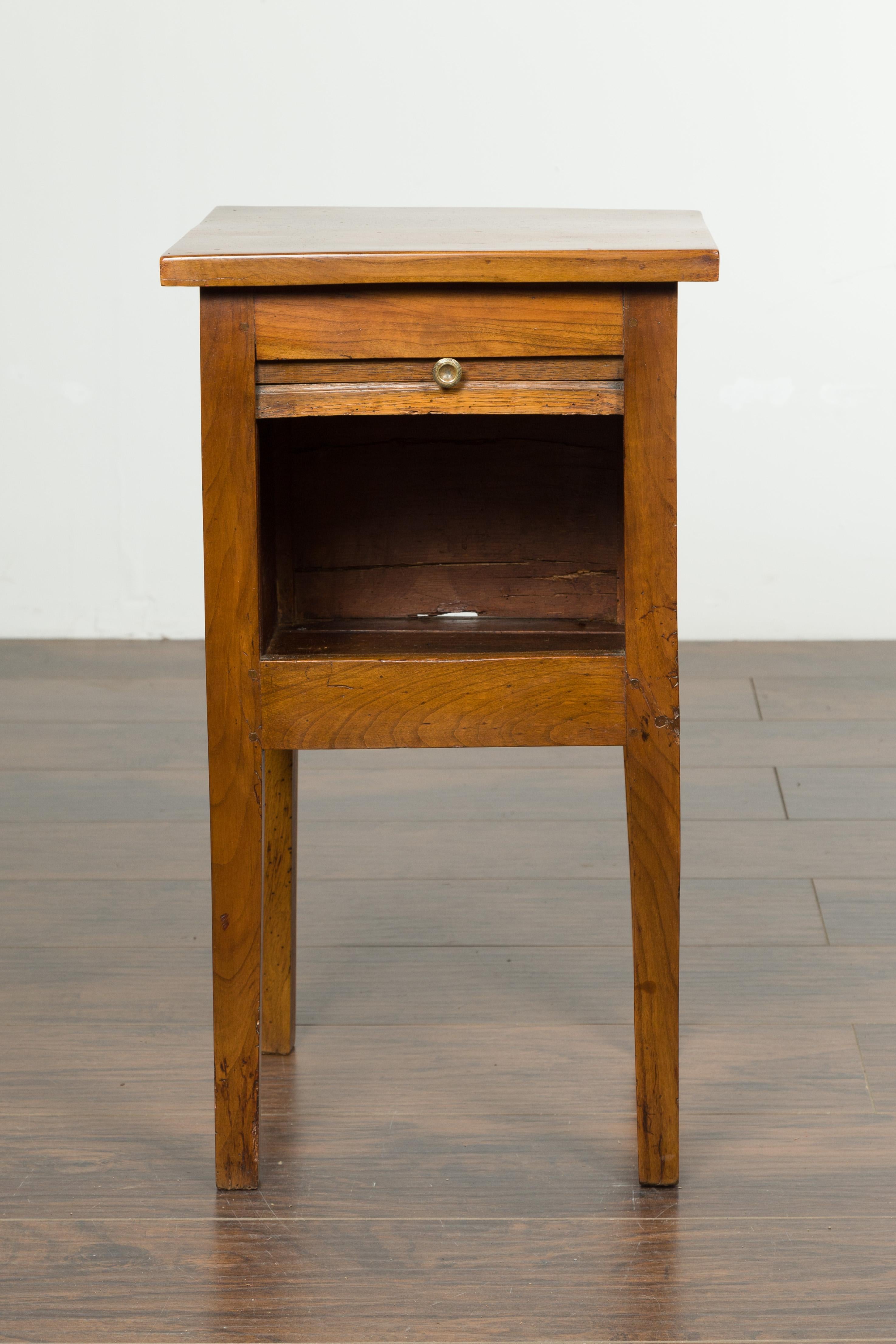 Noyer Petite table d'appoint française des années 1870 en noyer avec porte à tambour et pieds effilés en vente