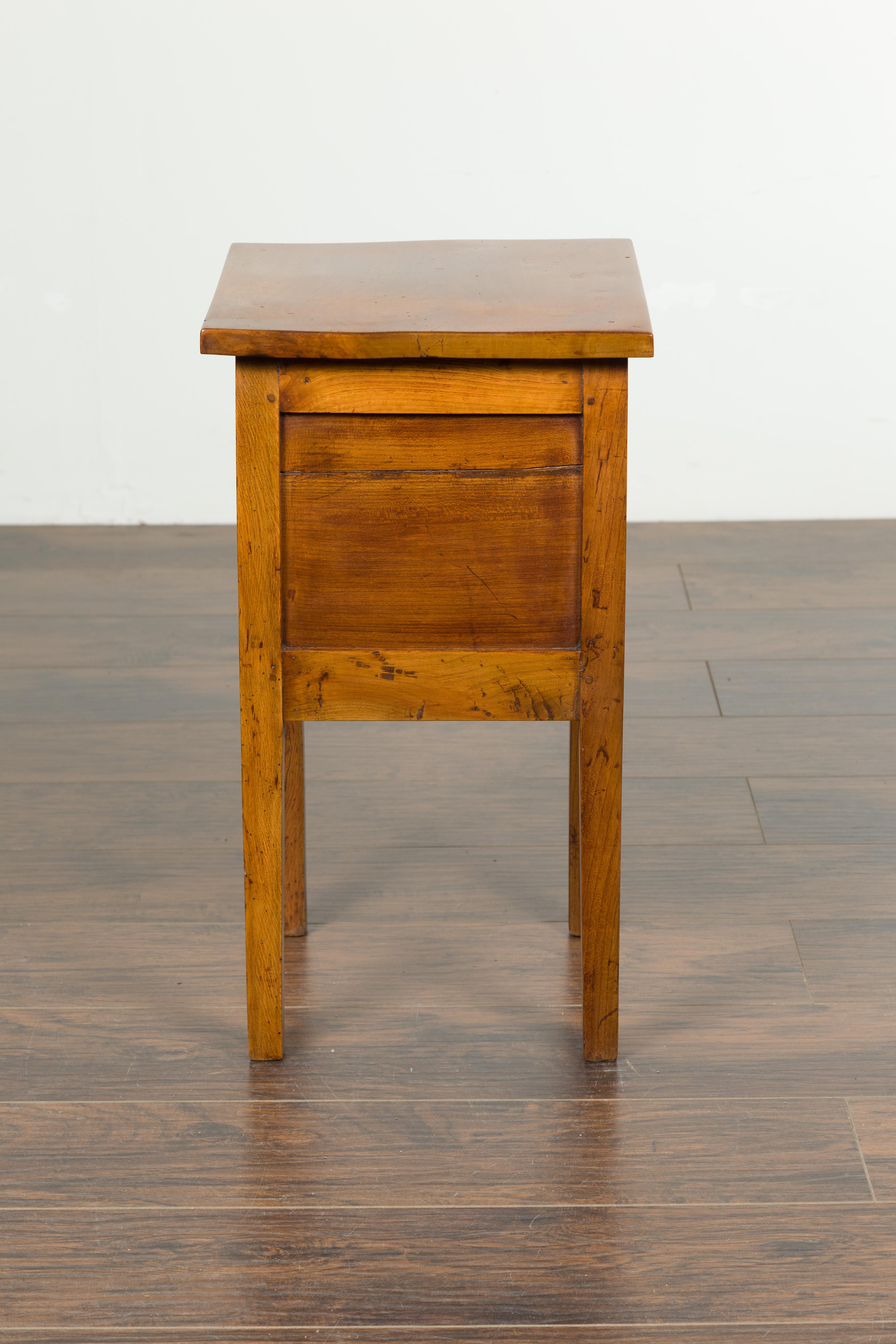 Petite table d'appoint française des années 1870 en noyer avec porte à tambour et pieds effilés en vente 2