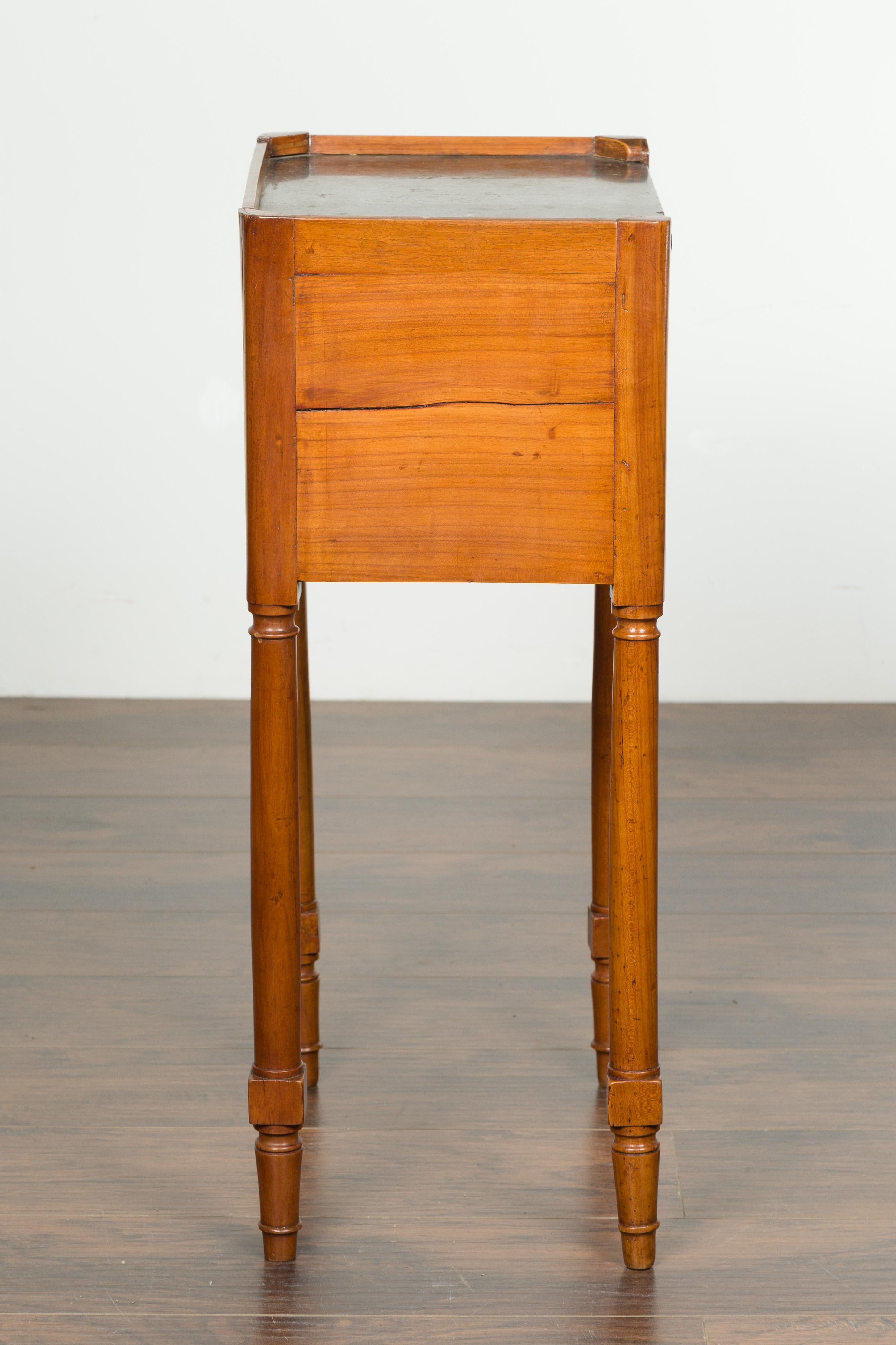 Petite table française du 19ème siècle en noyer avec étagère ouverte et plateau en marbre noir en vente 4