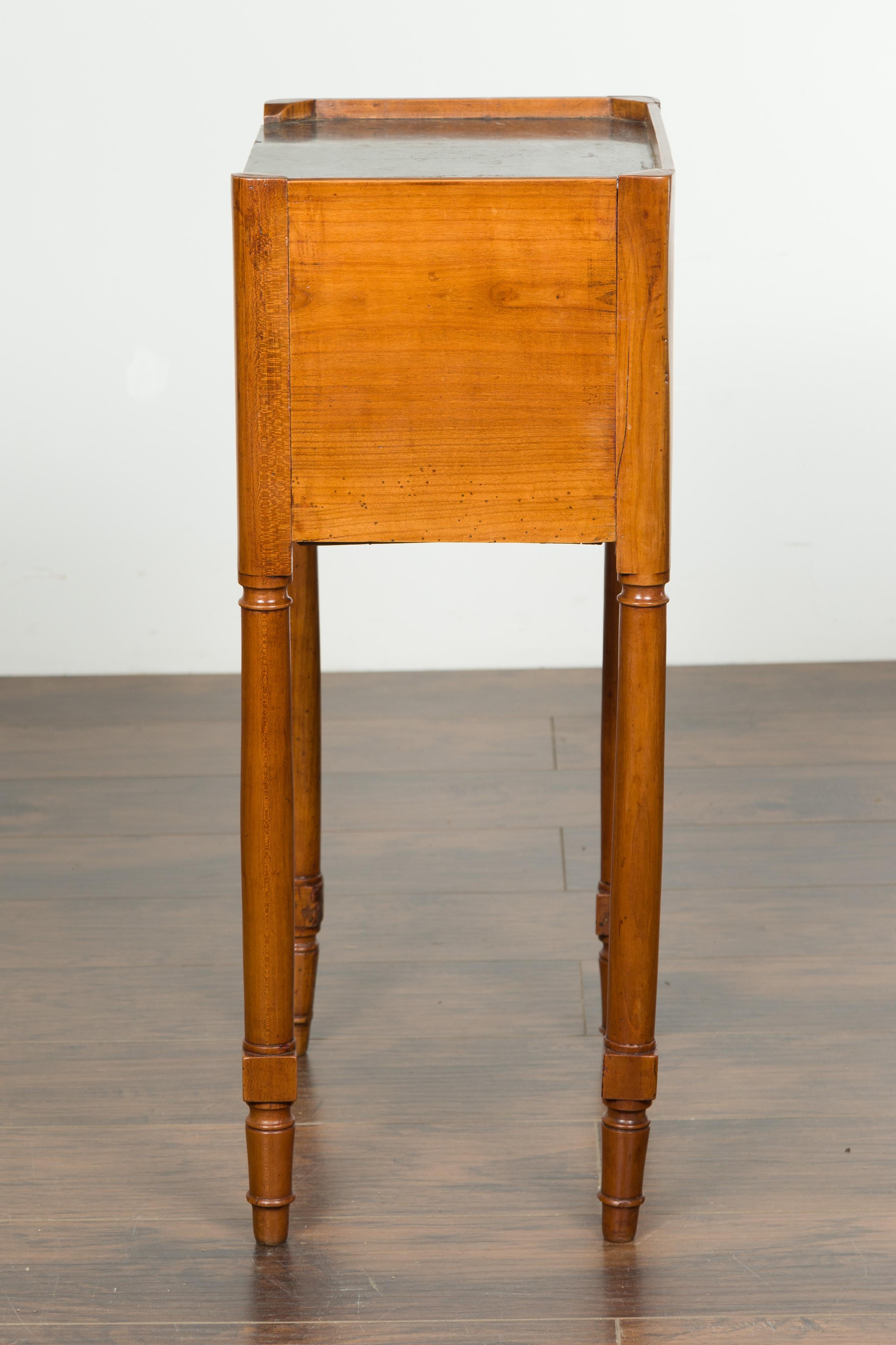 Französischer Nussbaumtisch aus dem 19. Jahrhundert mit offenem Regal und schwarzer Marmorplatte im Angebot 9