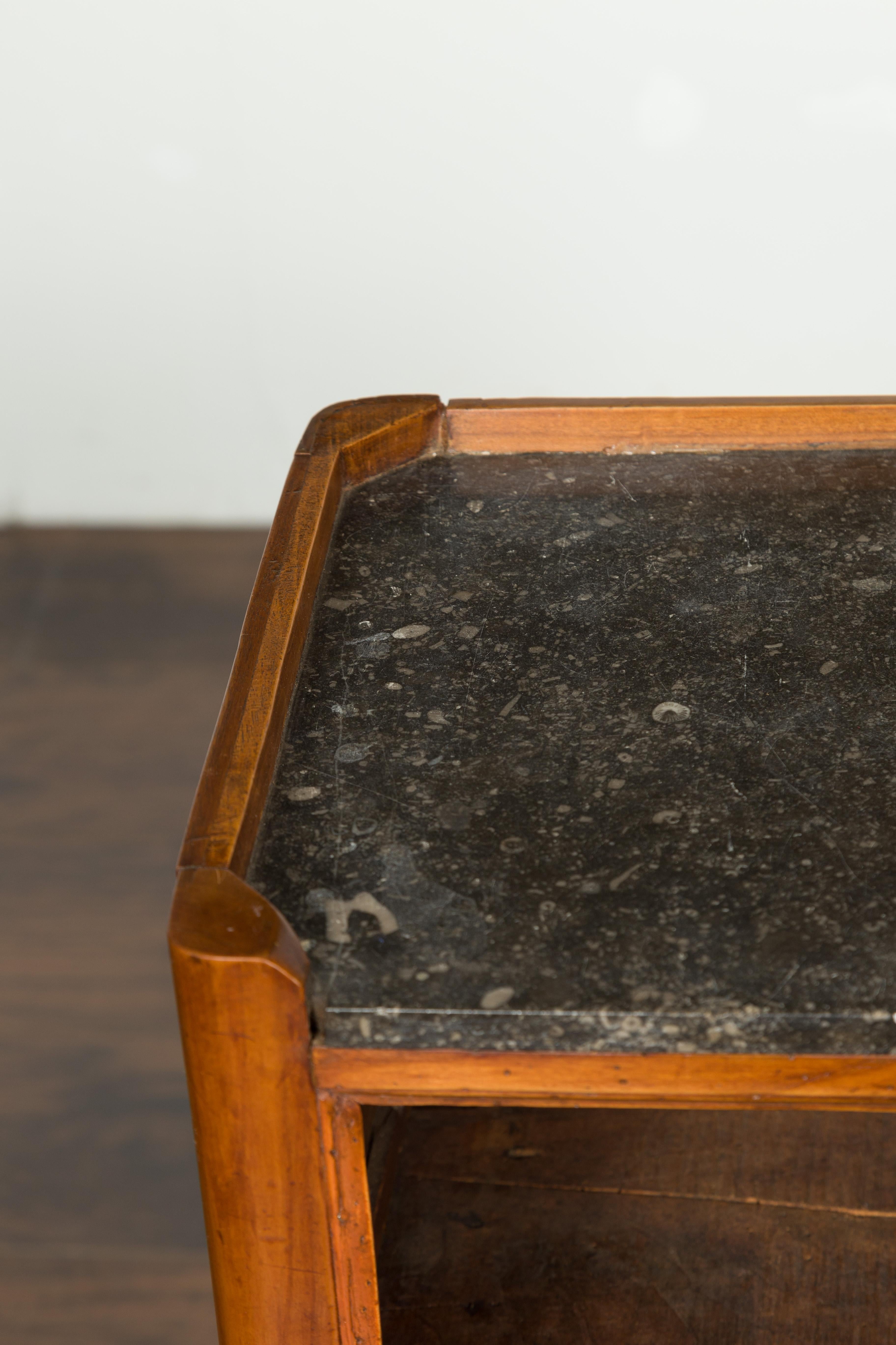 Französischer Nussbaumtisch aus dem 19. Jahrhundert mit offenem Regal und schwarzer Marmorplatte im Angebot 2