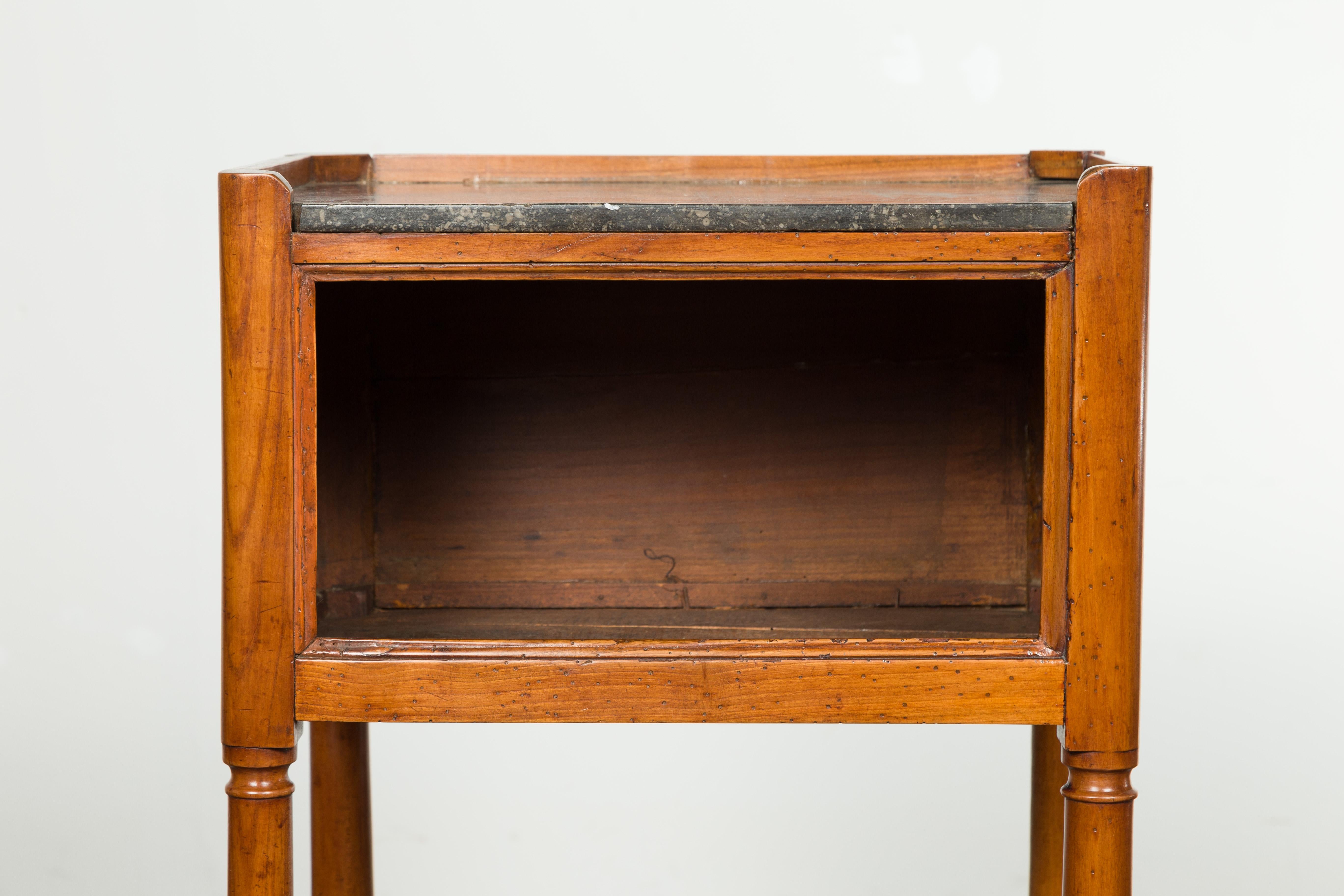 Marbre Petite table française du 19ème siècle en noyer avec étagère ouverte et plateau en marbre noir en vente