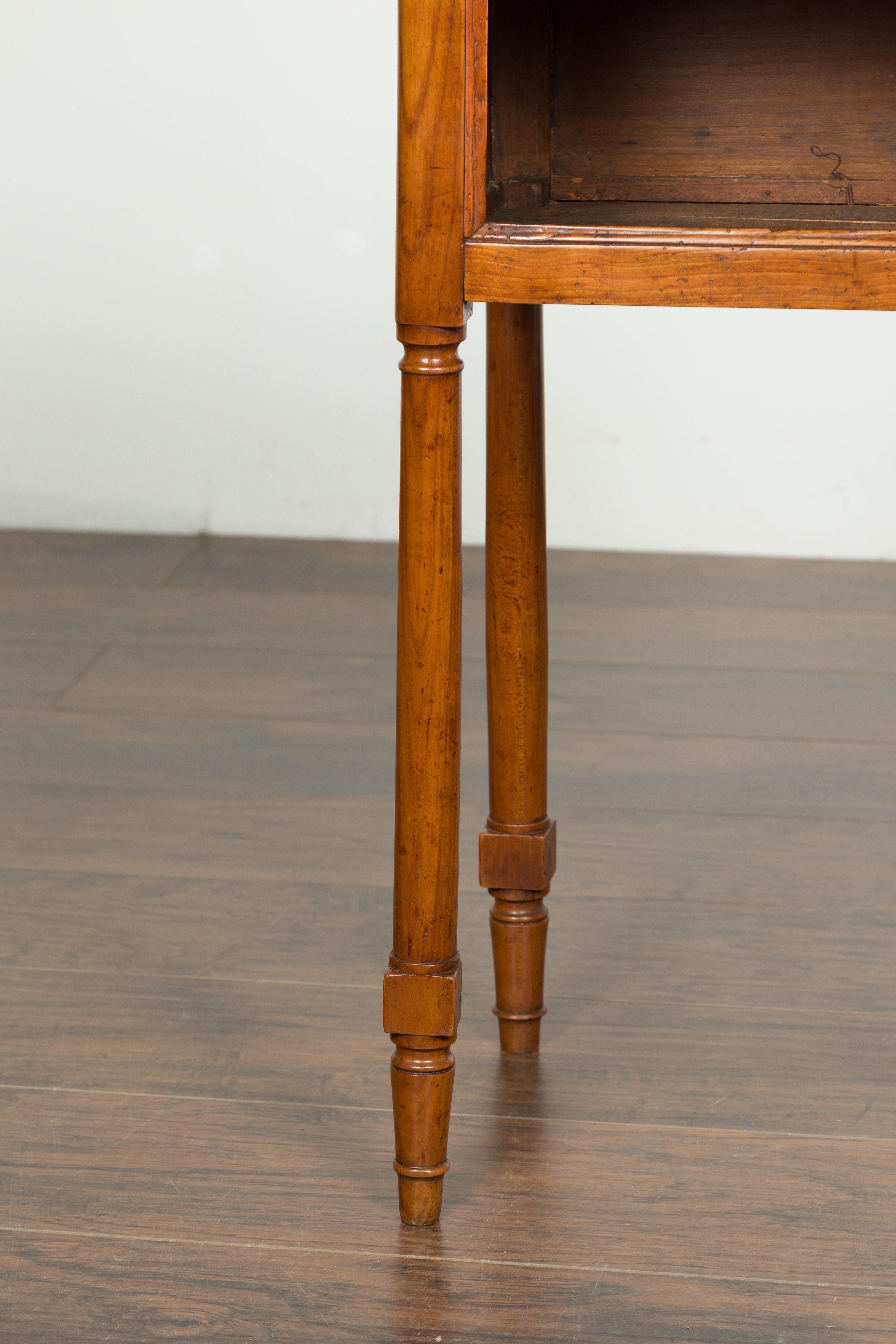 Französischer Nussbaumtisch aus dem 19. Jahrhundert mit offenem Regal und schwarzer Marmorplatte im Angebot 5