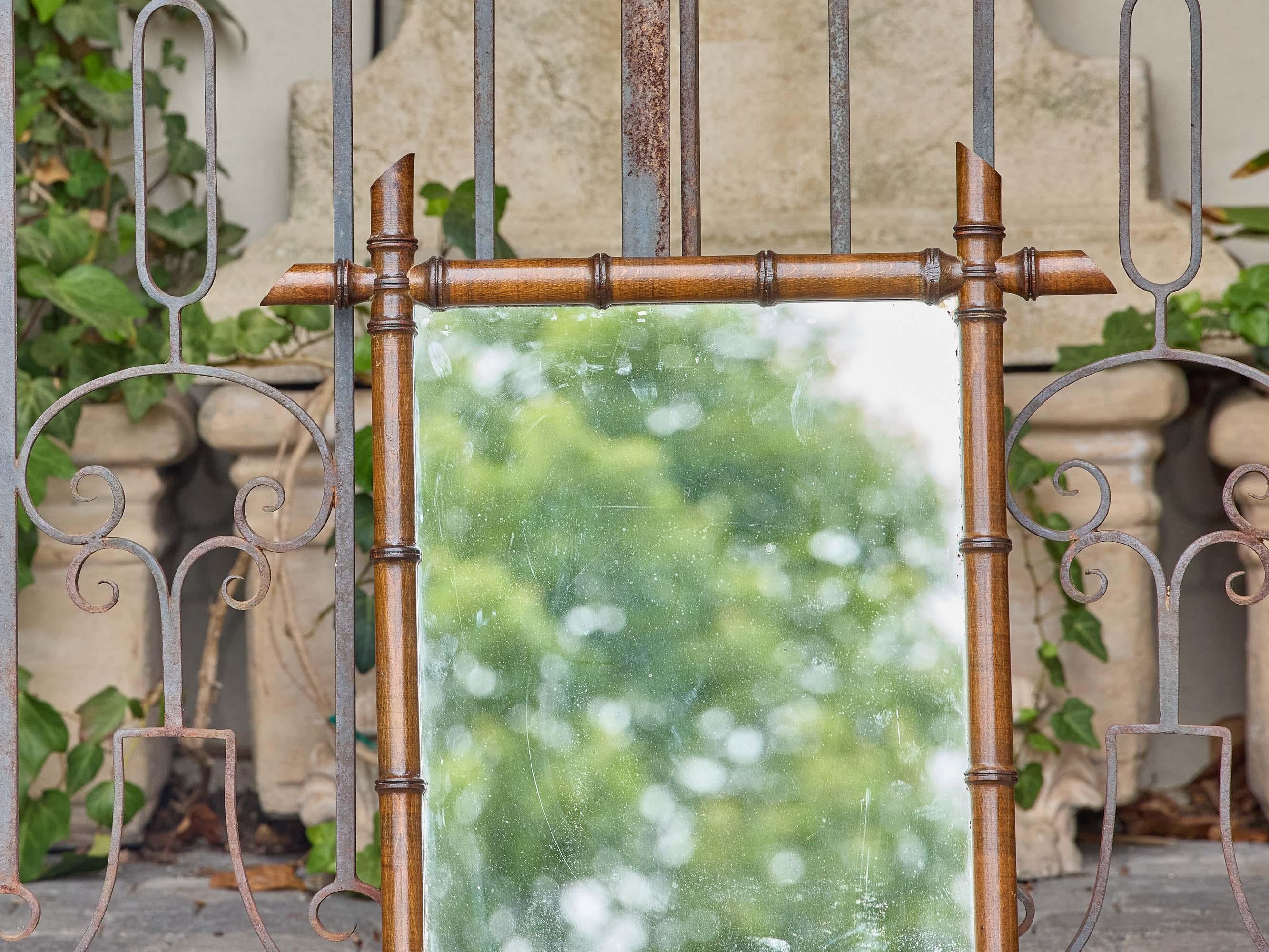 Petite French Antique Faux Bamboo Mirror mit warmer Patina, um 1900 (Rustikal) im Angebot