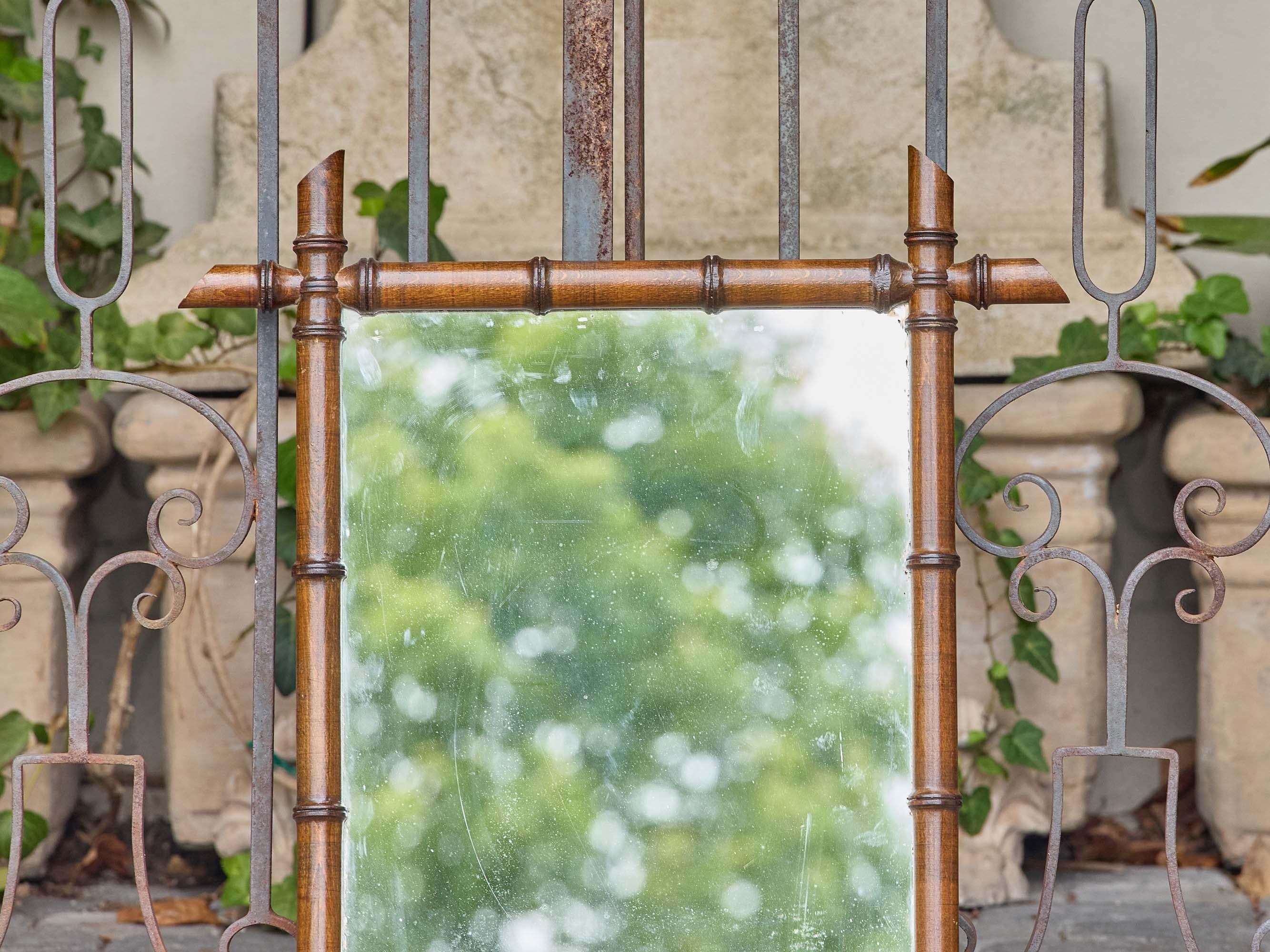 Petite French Antique Faux Bamboo Mirror mit warmer Patina, um 1900 (Französisch) im Angebot