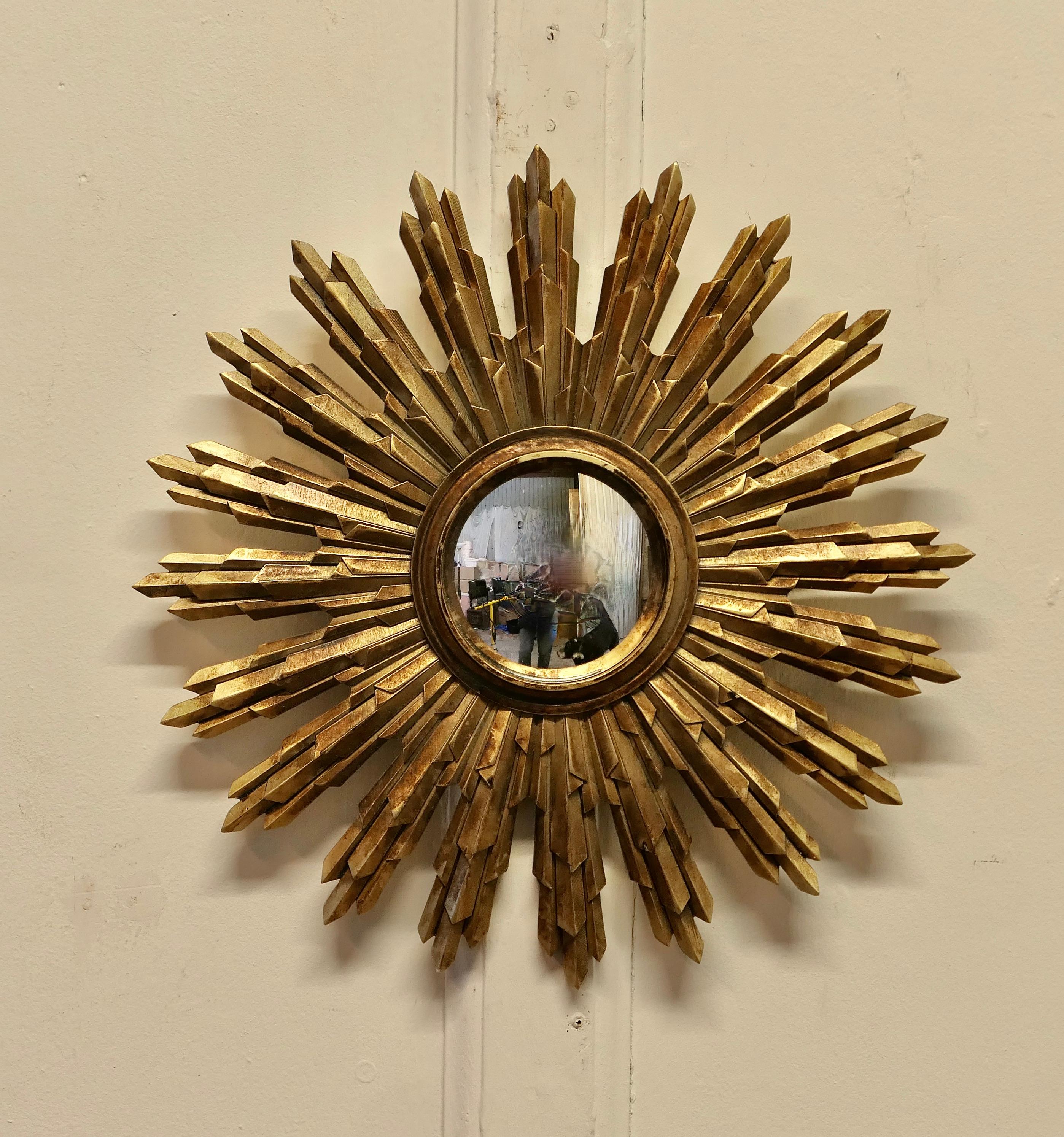 Kleiner französischer Spiegel im Art Déco-Stil mit Sonnenaufgang und Sonnenuntergang, vergoldet

Eine schöne zierliche Stück, das Starburst oder Sunburst Strahlen strahlen aus, die Strahlen sind in Gold und Spiegel gemalt sie strahlen aus dem
