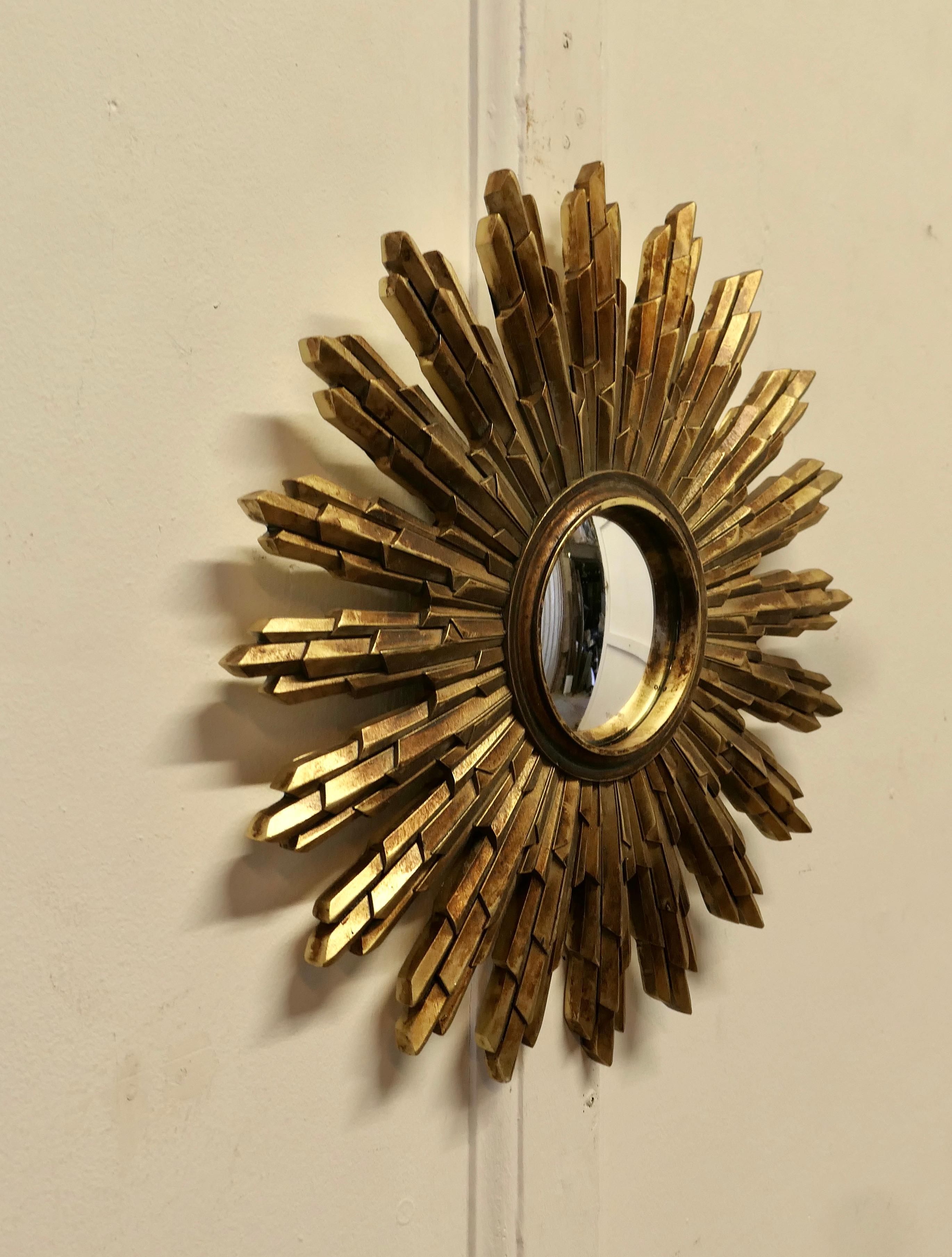 Kleiner französischer Spiegel im Art Déco-Stil mit Sonnenaufgang und Sonnenuntergang, vergoldet im Zustand „Gut“ in Godshill, Isle of Wight