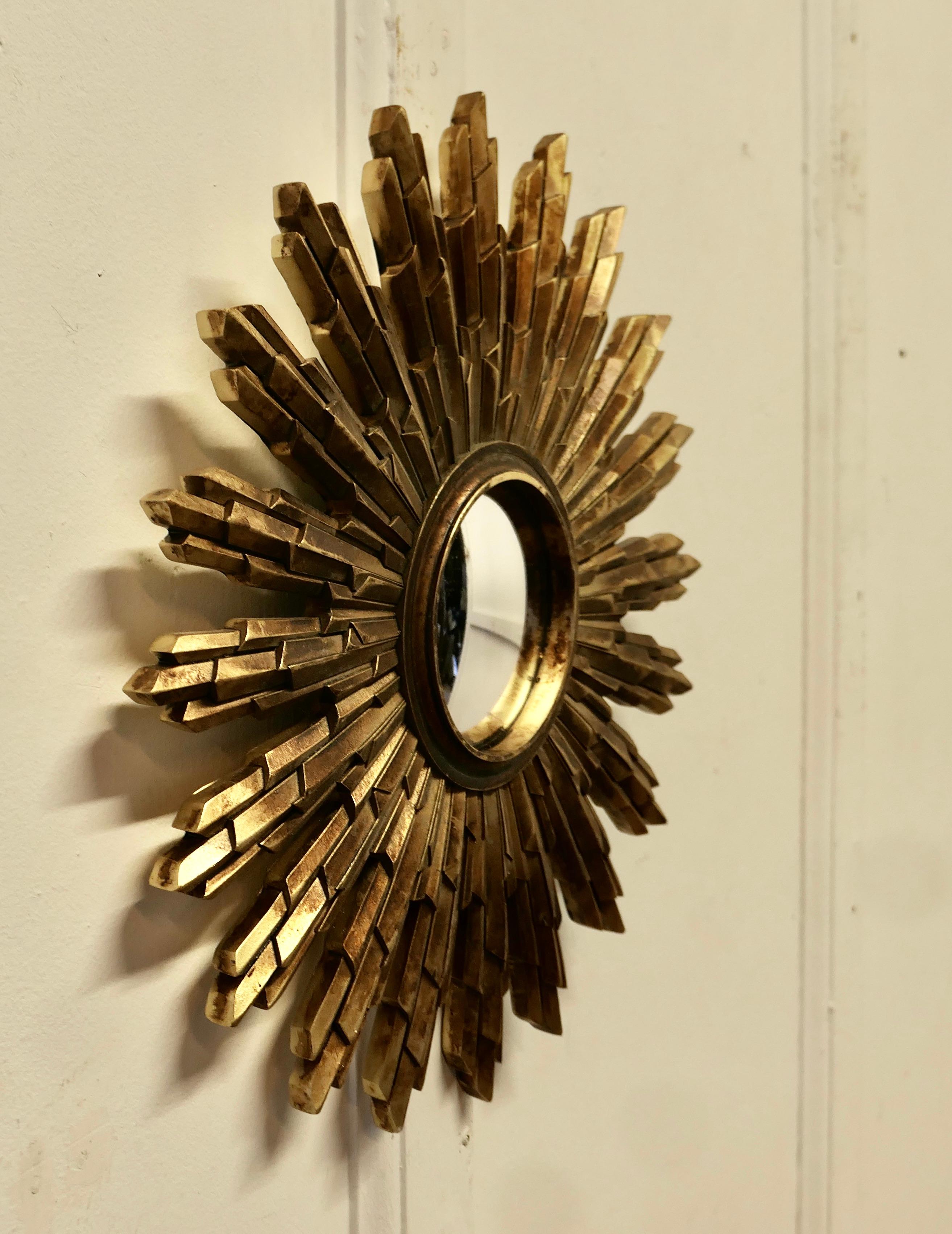 Kleiner französischer Spiegel im Art Déco-Stil mit Sonnenaufgang und Sonnenuntergang, vergoldet (Mitte des 20. Jahrhunderts)