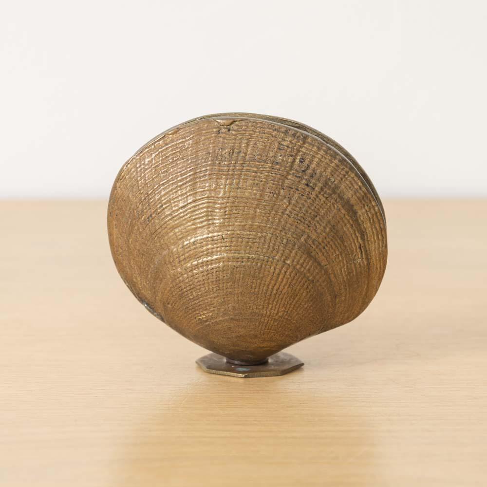 Charmant objet en laiton lourd de France, en forme de coquillage. Forme en coquille de palourde avec petite ouverture, parfaite pour contenir des notes ou des lettres. Finition d'origine avec une belle patine d'âge. 