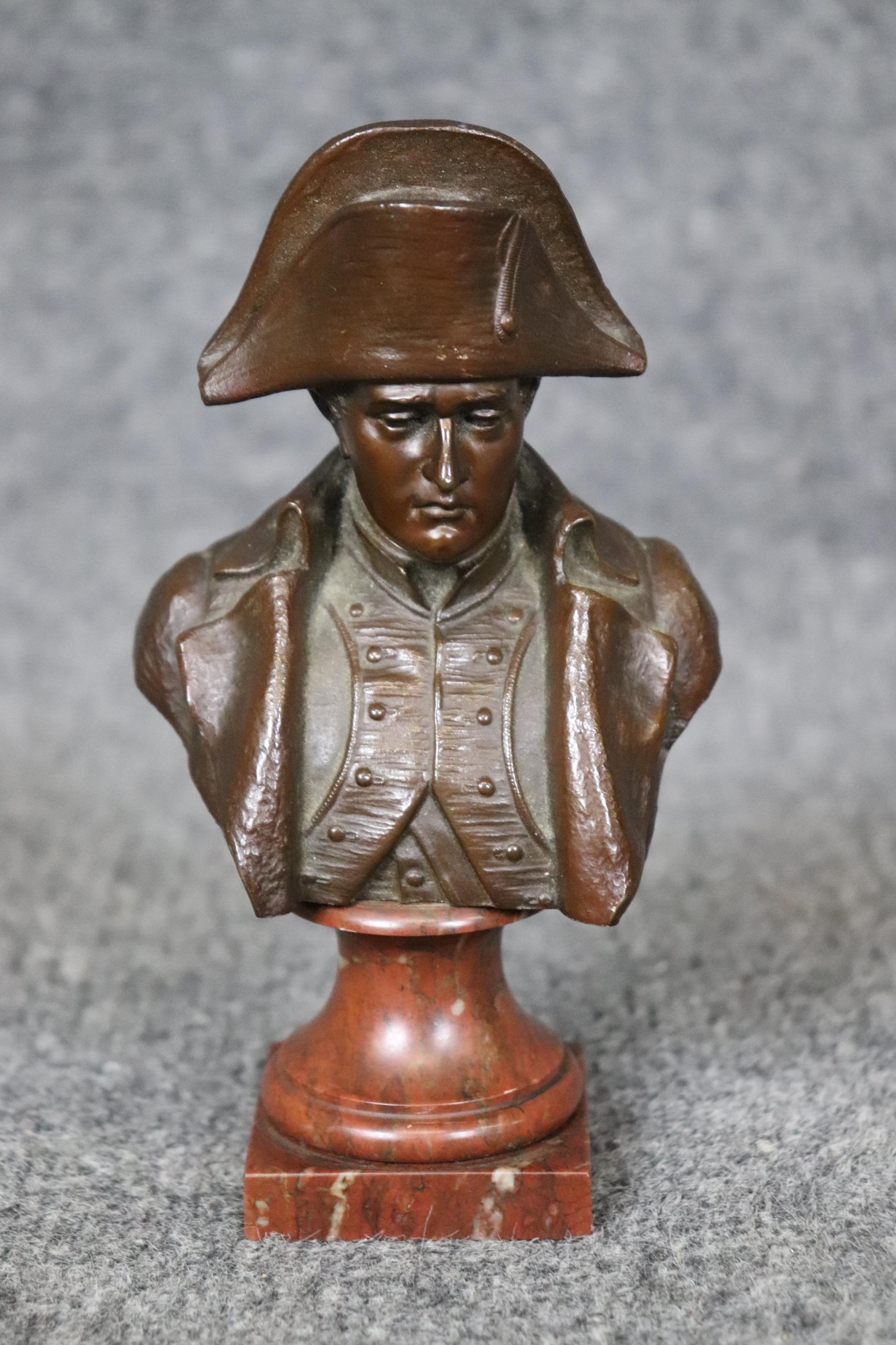 Dimensioni - H. H. 6 1/2 in W: 3 3/4 in P: 2 1/2 in 

Questo busto in bronzo francese di Napoleone Bonaparte, finemente realizzato all'inizio del XX secolo, è uno squisito esempio di ritratto storico, che cattura l'iconica figura in un momento di