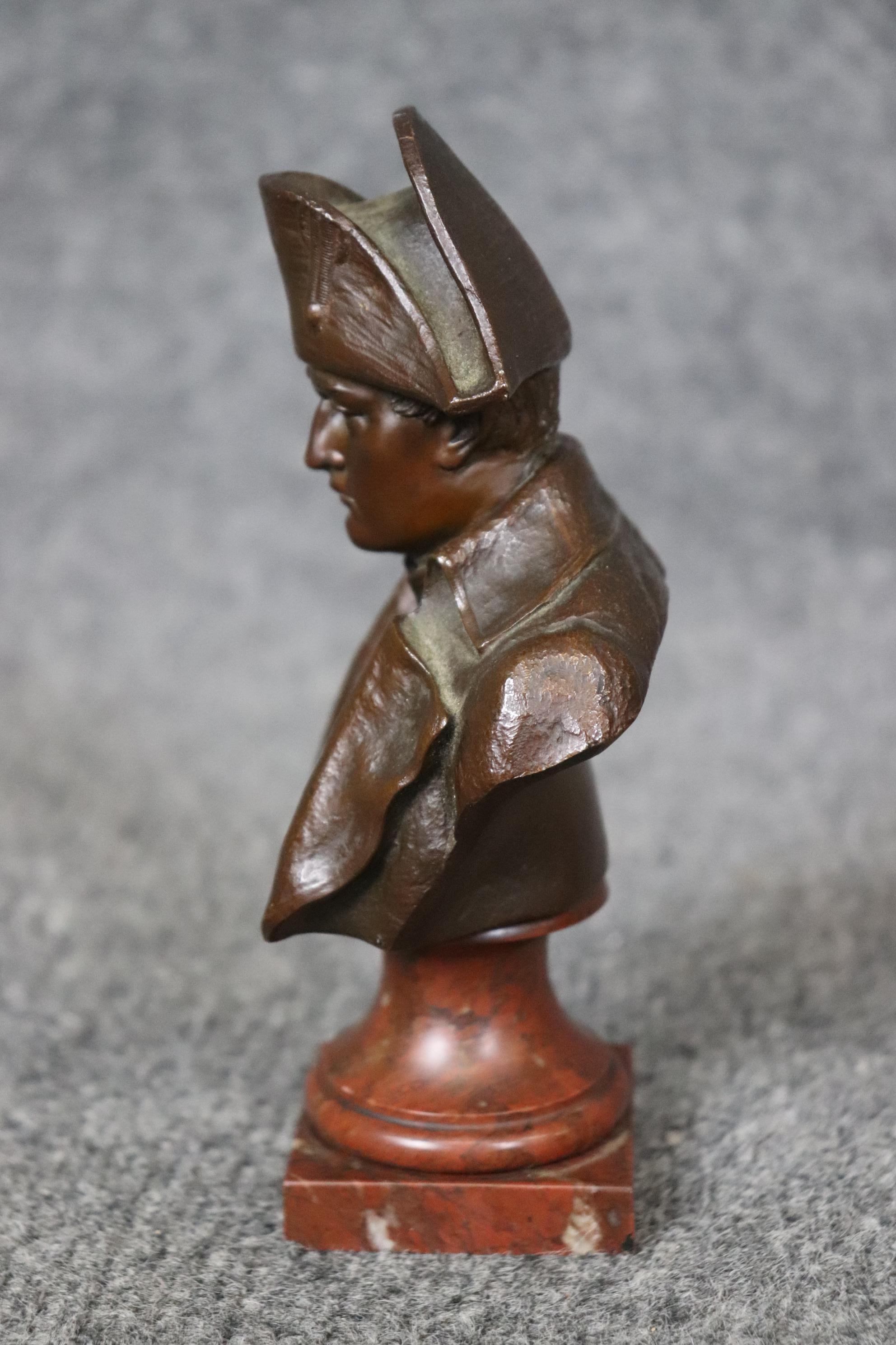 Napoleone III Piccolo busto francese in bronzo di Napoleone su marmo rosso in vendita
