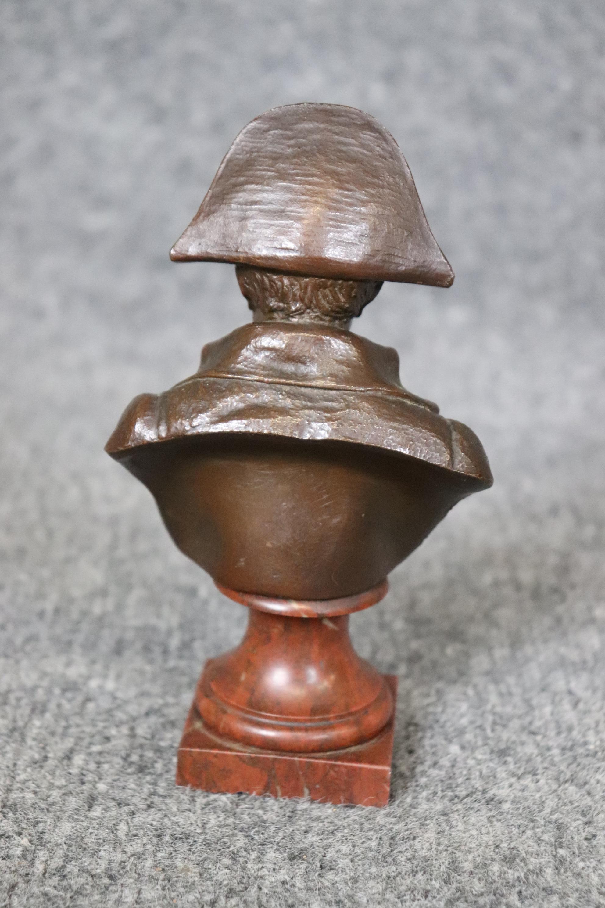 Francese Piccolo busto francese in bronzo di Napoleone su marmo rosso in vendita