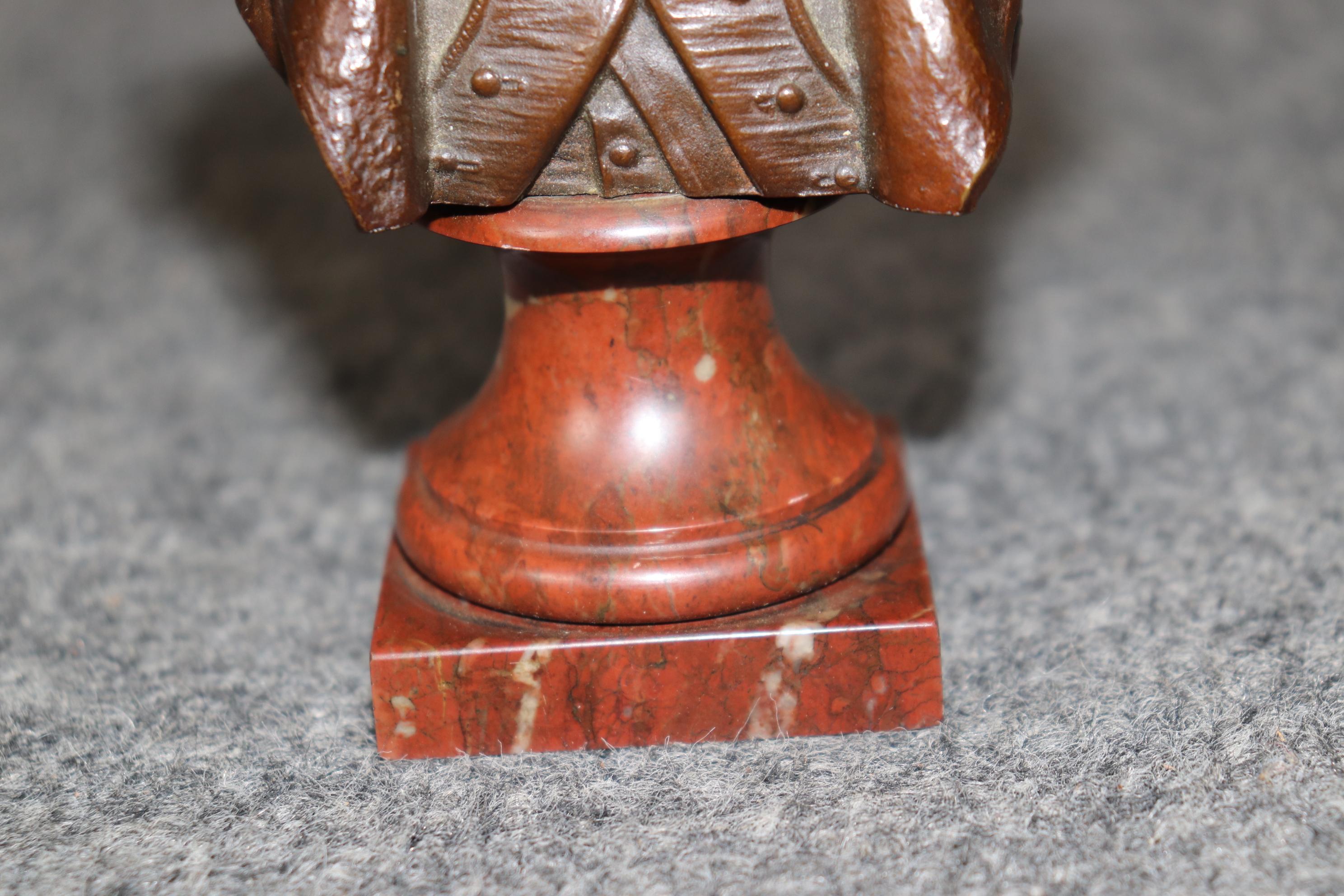 Bronzo Piccolo busto francese in bronzo di Napoleone su marmo rosso in vendita