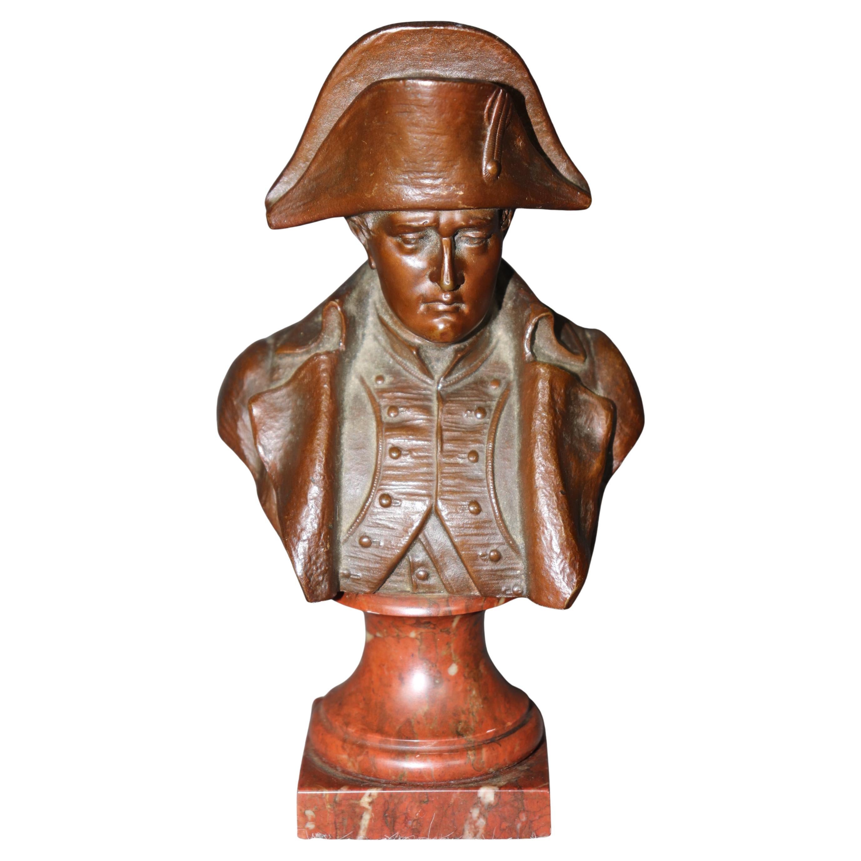 Pequeño busto francés de bronce de Napoleón sobre mármol rojo