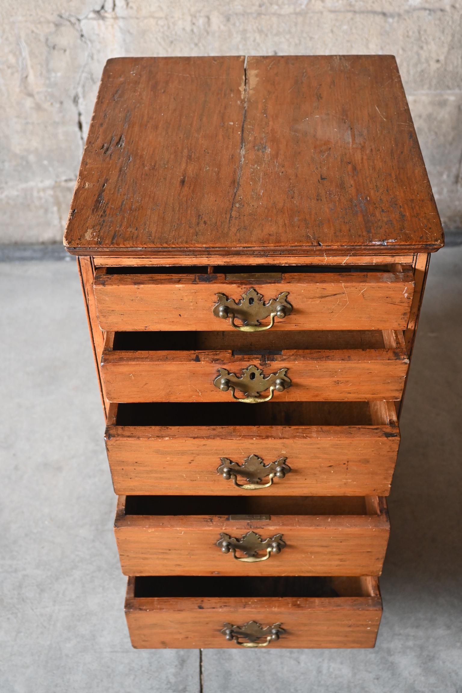 Pequeño buró francés Artes y manualidades en venta