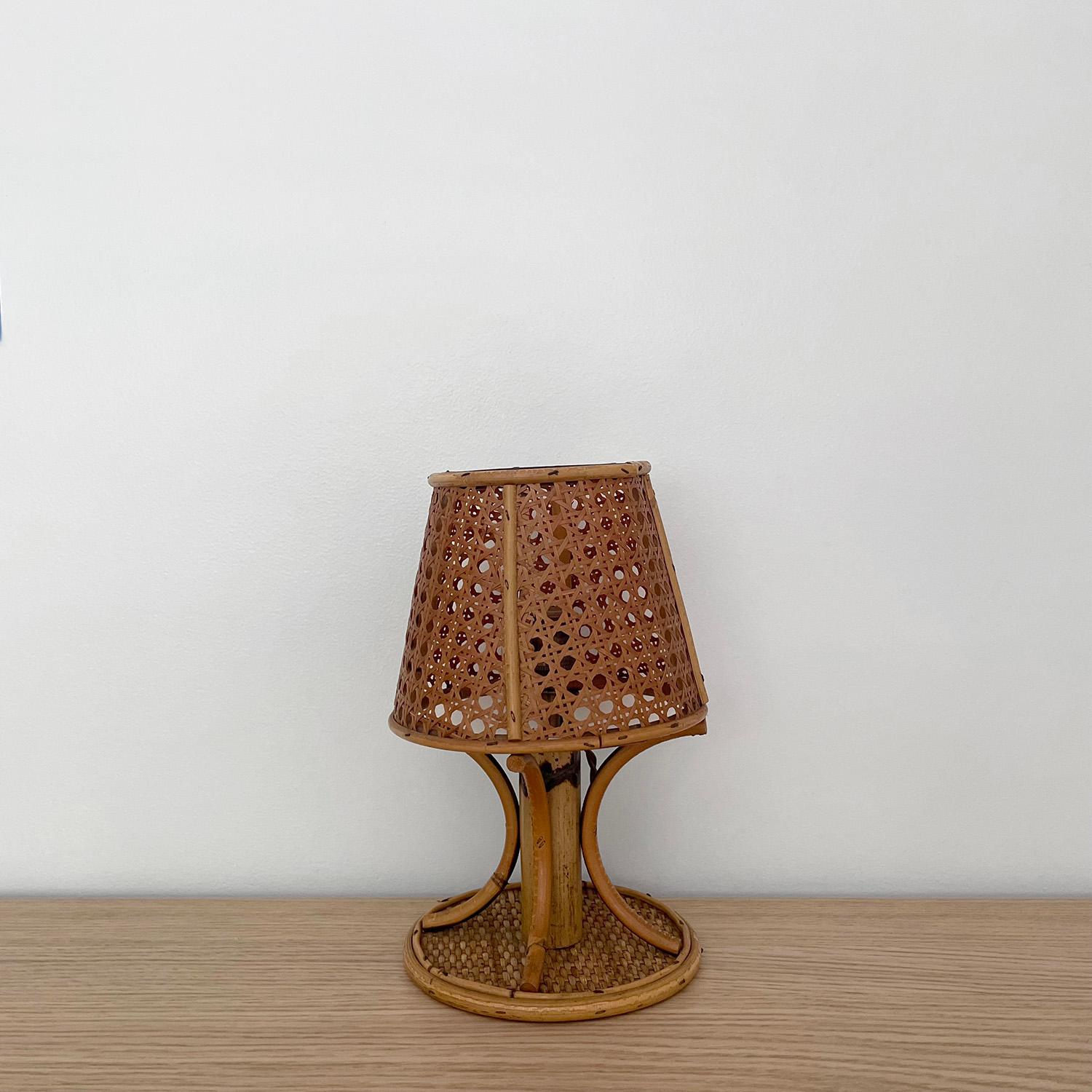 Petite lampe de table française en rotin Bon état - En vente à Los Angeles, CA