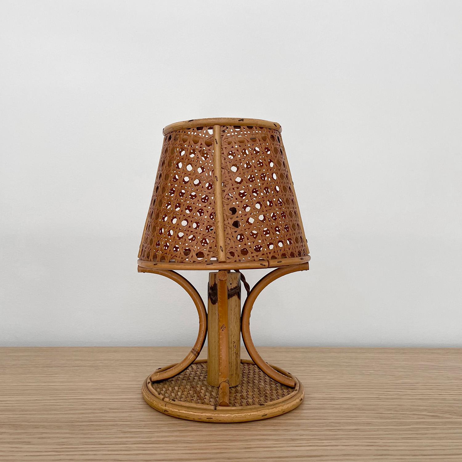 20ième siècle Petite lampe de table française en rotin en vente