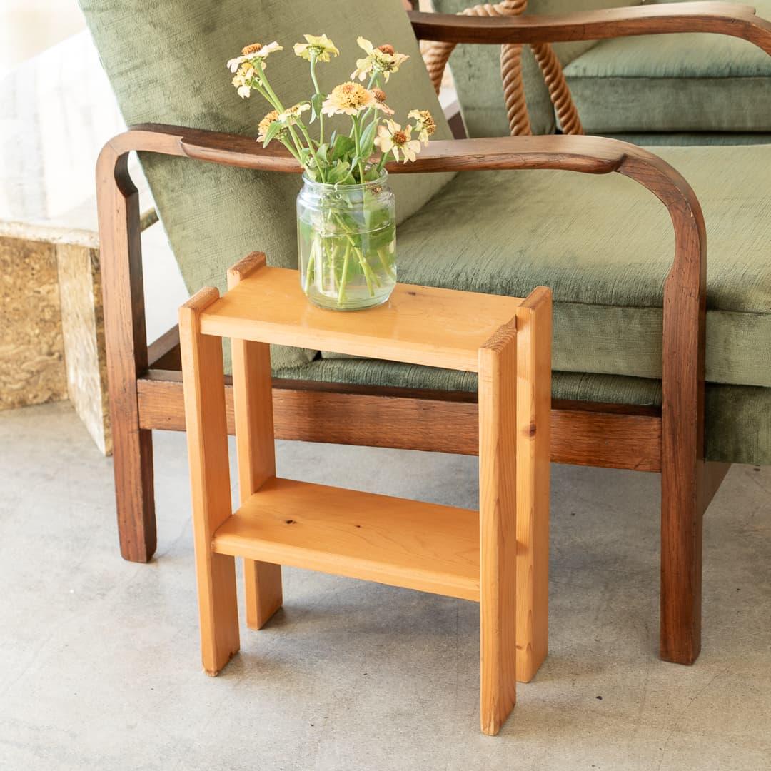 Petite French Elm Side Table In Good Condition For Sale In Los Angeles, CA