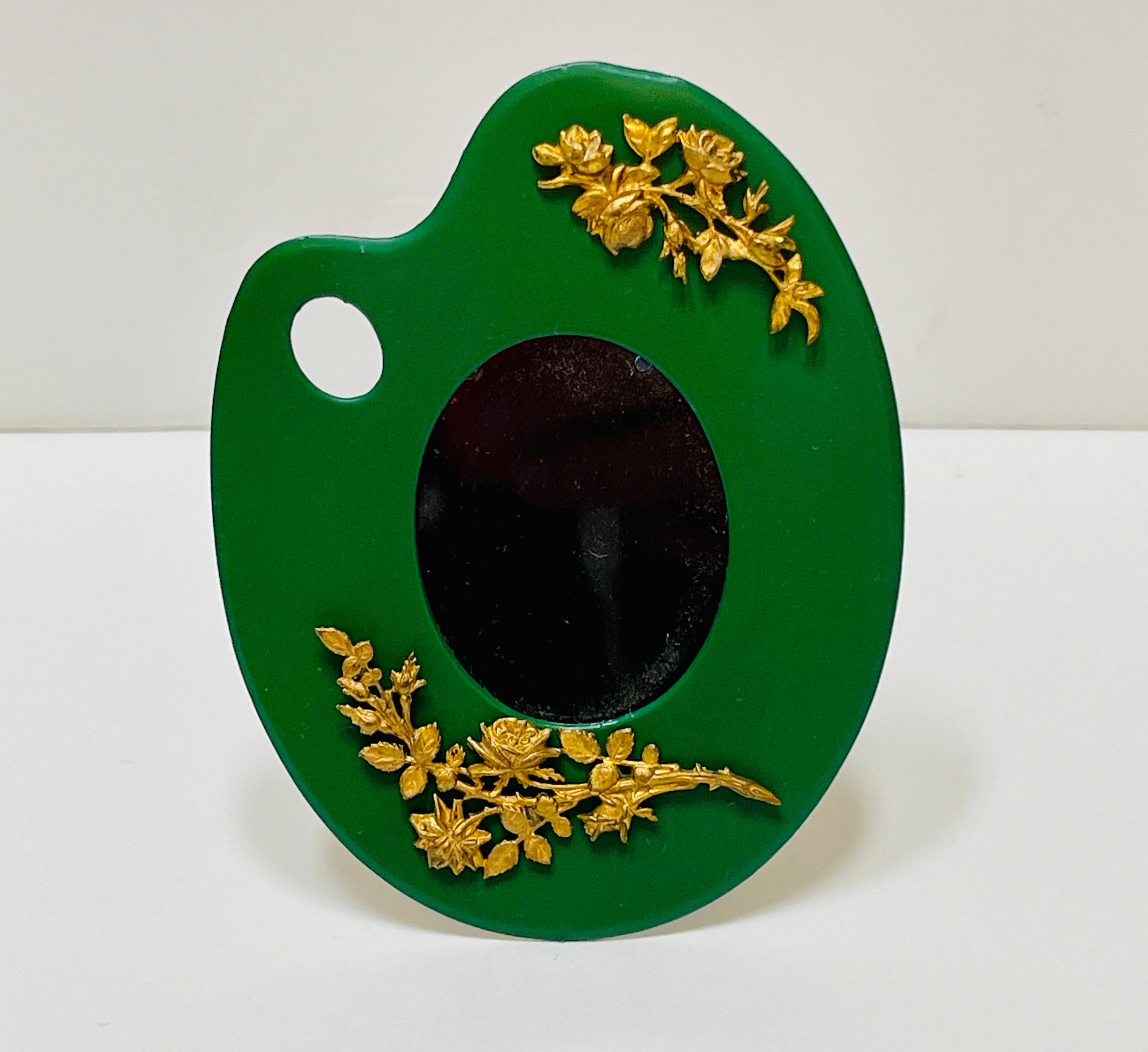 Pequeño marco francés esmaltado y dorado de bronce con motivo de paleta de artista estética Esmaltado en venta