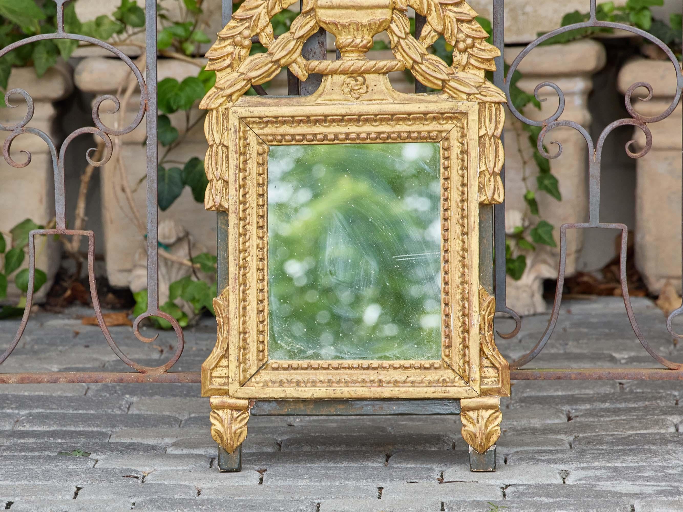 Neoclassico Specchio francese in legno dorato con ornamento e cresta d'alloro, circa 1920 in vendita