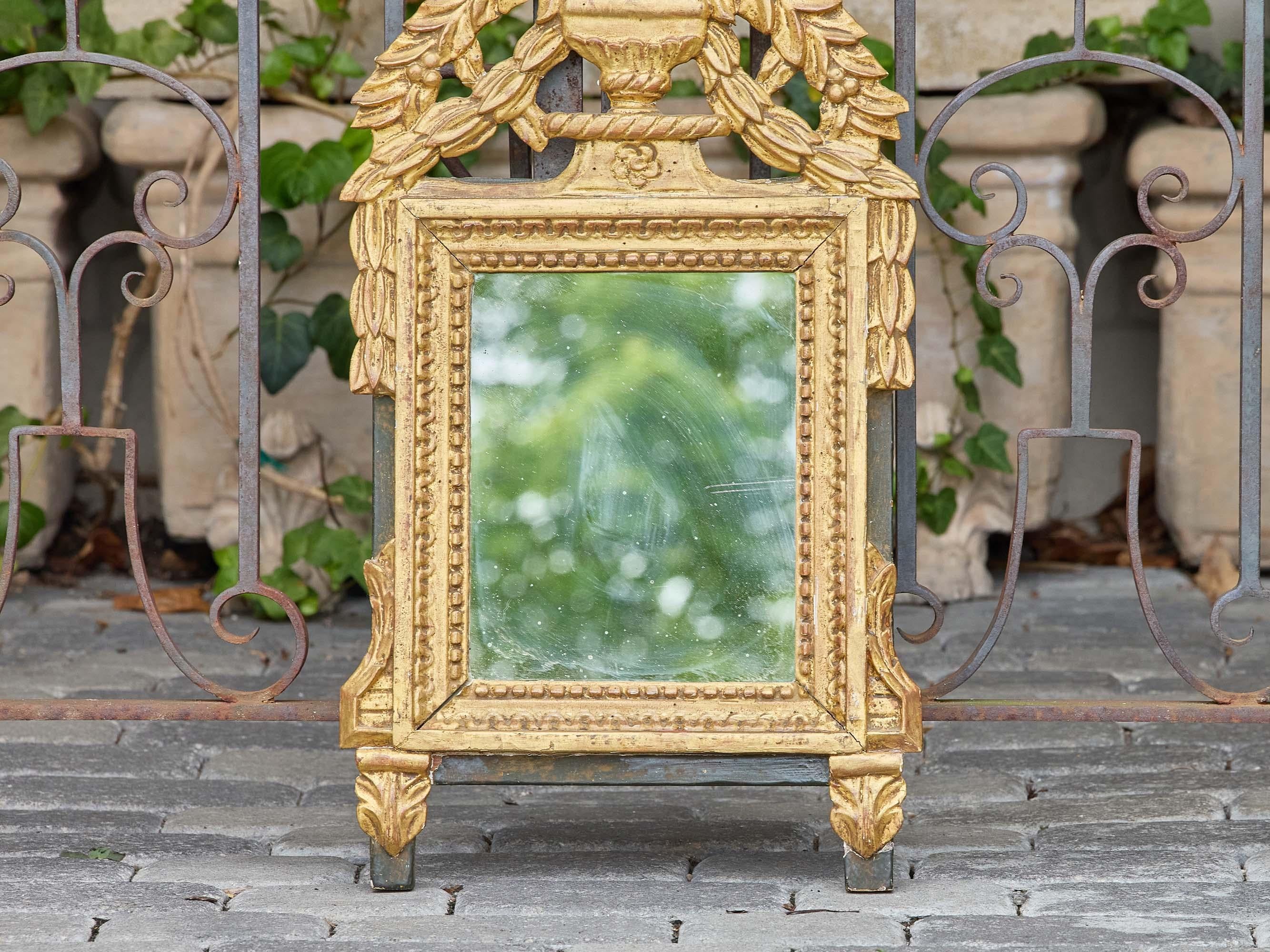 Intagliato Specchio francese in legno dorato con ornamento e cresta d'alloro, circa 1920 in vendita