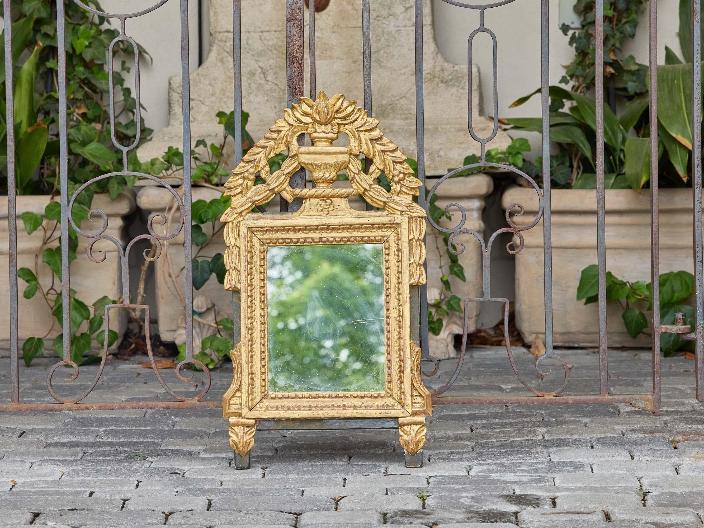 Specchio francese in legno dorato con ornamento e cresta d'alloro, circa 1920 in vendita 2