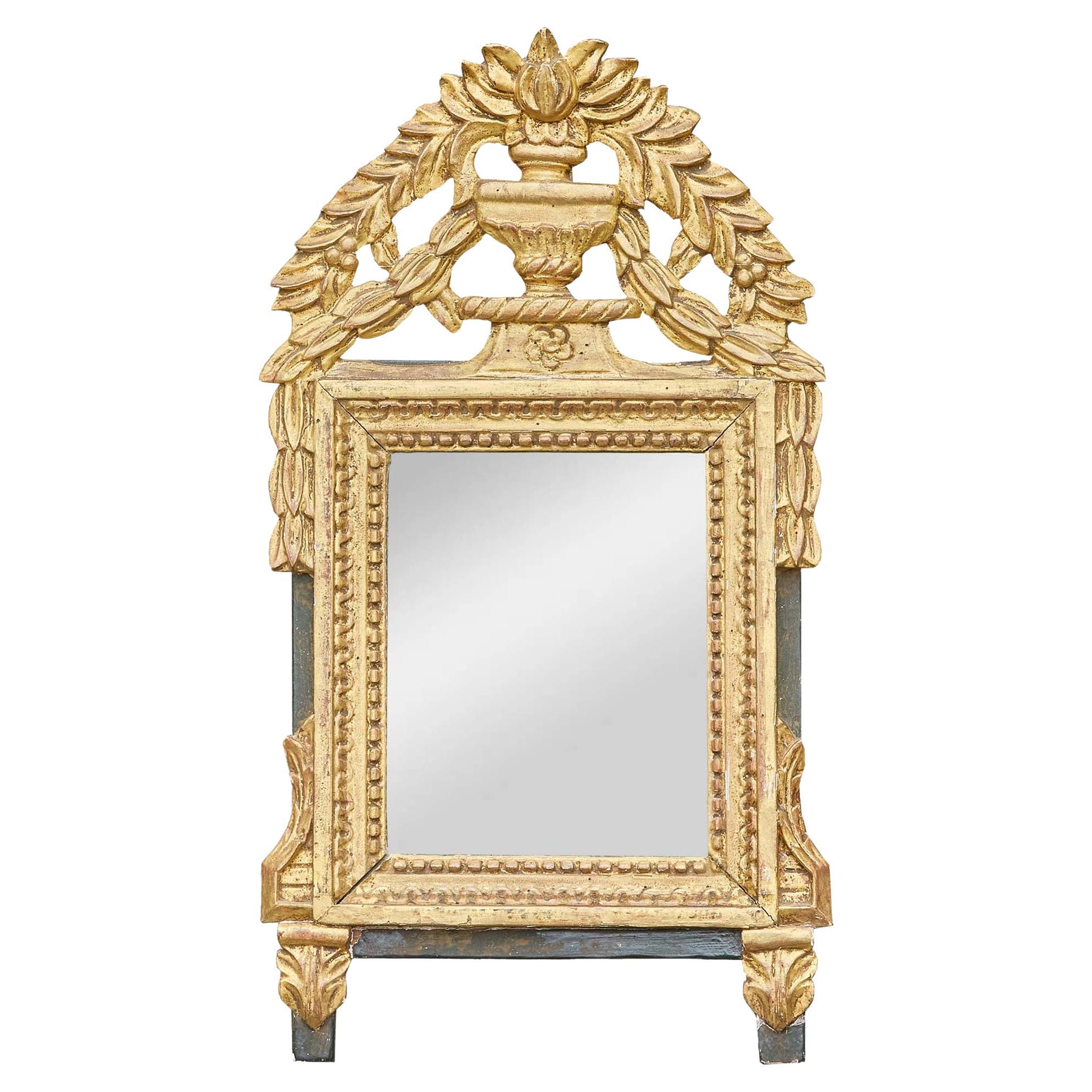 Specchio francese in legno dorato con ornamento e cresta d'alloro, circa 1920 in vendita
