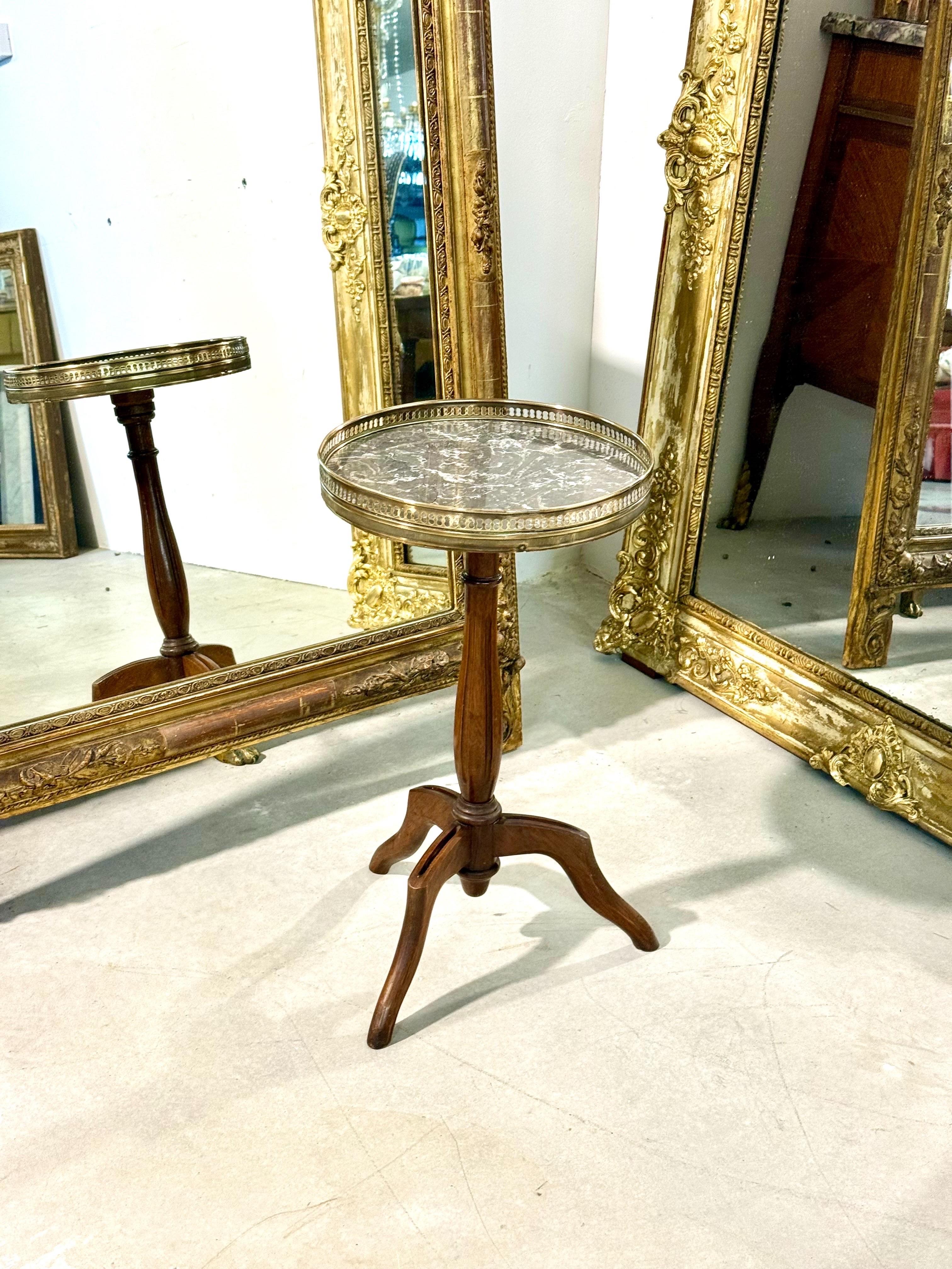 Petit guéridon français avec dessus en marbre et galerie en laiton, 19e siècle en vente 3